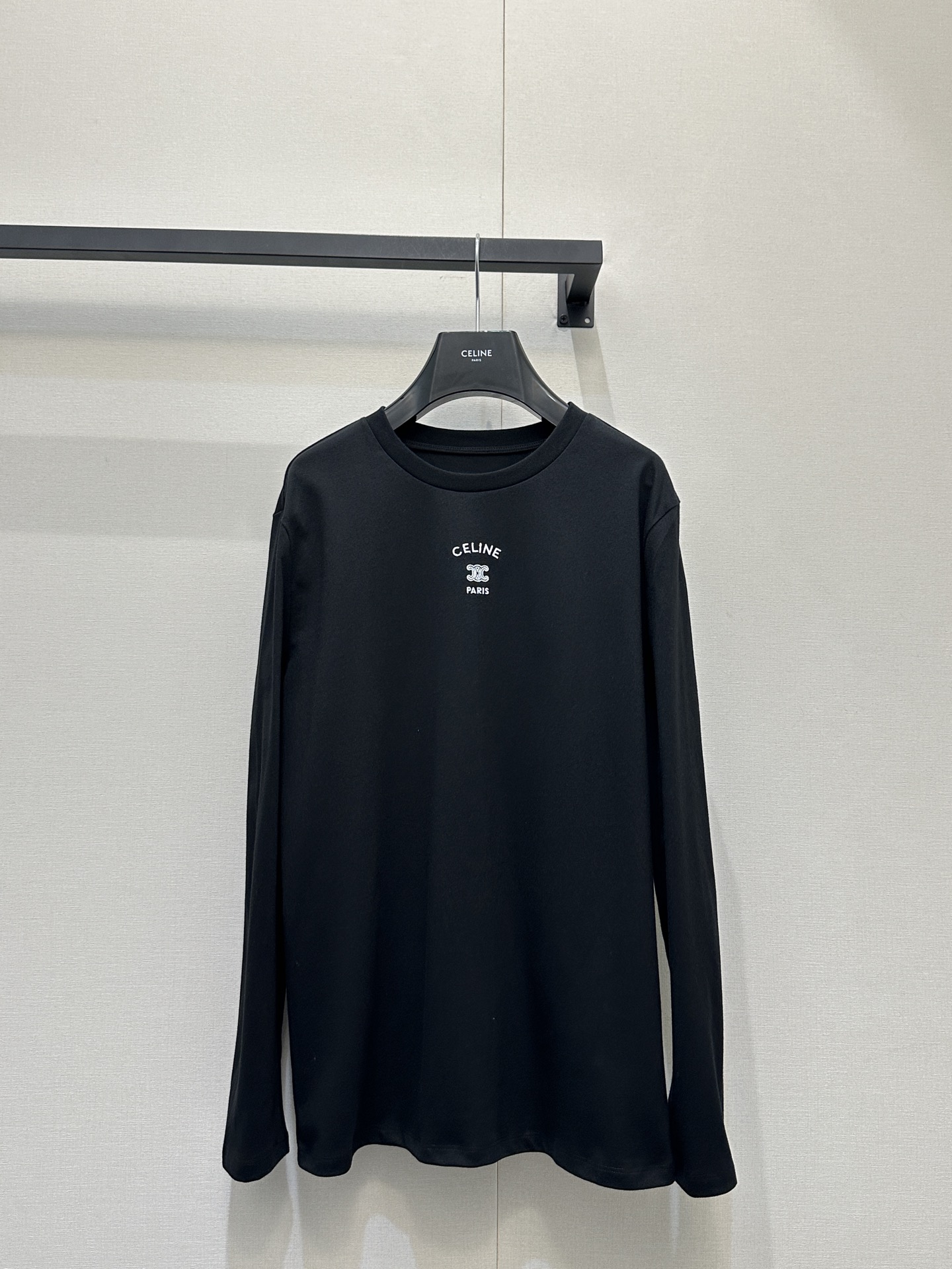 NO:790493,Celin* 26sS new early spring Arc de Triomphe embroidered stretch long-sleeved T-shirt丨originally developed!  High quality production!  High-elastic pure cotton fabric, close to the body but not tight; soft but not collapsed, can be worn alone or layered in early spring to bring out neat lines; round neck short sleeves + exquisite Arc de Triomphe embroidery on the chest, details that highlight the brand control; slim and slightly elastic version, hiding the flesh and outline the sense of slenderness; minimalist texture blends into daily relaxation, black and white two-color suitable for all styles. Ready for sale S/M/L large goods real shot, celine, T-shirt, tees, t-shirt,19860909Celin* 26sS早春新款 凯旋门刺绣弹力长袖T恤丨原版开发！高版出品！高弹纯棉面料,贴身不紧绷；软而不塌,早春单穿/叠穿都能衬出利落线条；圆领短袖+胸口精致凯旋门刺绣,细节戳中品牌控；修身微弹版型,藏肉又能勾勒纤细感；极简质感揉进日常松弛感,黑白双色适配所有风格.现货发售S/M/L大货实拍,,celine,T-shirt,tees，t-shirt,,Women's clothing