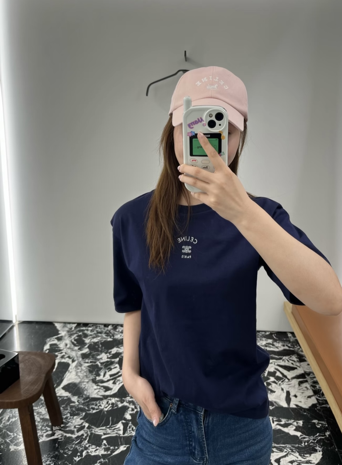 NO:790484,Celin* 26sS early spring new style Arc de Triomphe embroidered stretch short-sleeved T-shirt丨originally developed!  High quality production!  High-elastic pure cotton fabric, close to the body but not tight; soft but not slumped, can be worn alone or layered in early spring to create neat lines; round neck short sleeves + exquisite Arc de Triomphe embroidery on the chest, details that highlight the brand control; slim and slightly elastic version, hiding the flesh and outlining the sense of slenderness; minimalist texture blends into daily relaxation, black and white two-color suitable for all styles. Ready for sale S/M/L,,celine,T-shirt,tees,t-shirt,19860909Celin* 26sS早春新款 凯旋门刺绣弹力短袖T恤丨原版开发！高版出品！高弹纯棉面料,贴身不紧绷；软而不塌,早春单穿/叠穿都能衬出利落线条；圆领短袖+胸口精致凯旋门刺绣,细节戳中品牌控；修身微弹版型,藏肉又能勾勒纤细感；极简质感揉进日常松弛感,黑白双色适配所有风格.现货发售S/M/L,,celine,T-shirt,tees，t-shirt,,Women's clothing