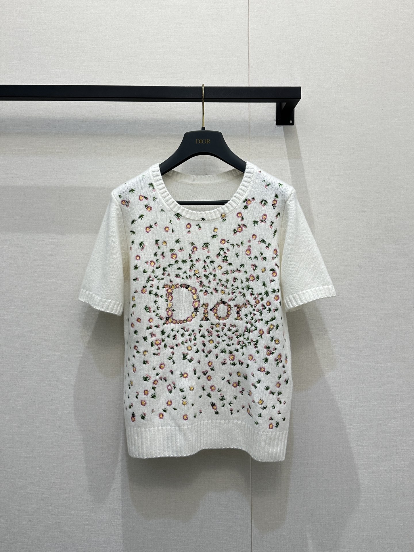 NO:791121,Dio* 26ss new early spring cashmere floral embroidered short-sleeved sweater | Exclusively developed by yb!  Top quality production!  Selected cashmere, soft and skin-friendly like clouds, embellished with floral embroidery, presents the romance and gentleness of spring. The simple version has a high-end texture, which is easy to handle for daily commuting and leisure occasions. Actual photos of SML's large products, dior, T-shirt,19860909Dio* 26ss早春新款 山羊绒碎花刺绣短袖针织衫丨独家yb开发！顶级高版出品！甄选山羊绒,软糯亲肤如云朵,满幅碎花刺绣点缀其间,将春日浪漫温柔呈现,简约版型自带高级质感,日常通勤与休闲场合都好驾驭.SML大货实拍,,dior,T-shirt,,Women's clothing