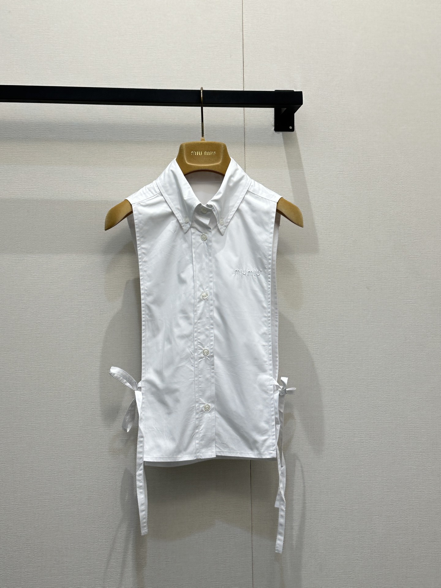 NO:791114,Miumi* 26Ss early spring new style letter embroidered sleeveless strappy shirt | Exclusively developed by yb!  Top quality production!  The classic shirt silhouette is combined with a sleeveless design to unlock a refreshing spring outfit. The delicate cotton fabric is soft and breathable, and the low-key letter embroidery on the chest highlights the brand recognition. The side straps can be adjusted freely to easily create a slim waistline. The fresh three colors can create a sweet and cool girly feel whether worn alone or as an inner layer. Ready-made S/M/L large quantities, real shots,, miumiu, shirts,19860909Miumi* 26Ss早春新款 字母刺绣无袖绑带衬衫丨独家yb开发！顶级高版出品！以经典衬衫廓形融合无袖设计,解锁春日清爽穿搭.细腻棉质面料柔软透气,胸前低调的字母刺绣彰显品牌辨识度,侧边绑带可自由调节松紧,轻松打造修身腰线.清新的三色,无论是单穿还是内搭,都能演绎出甜酷兼具的少女感.现货发售S/M/L大货实拍,,miumiu,shirts,,Women's clothing