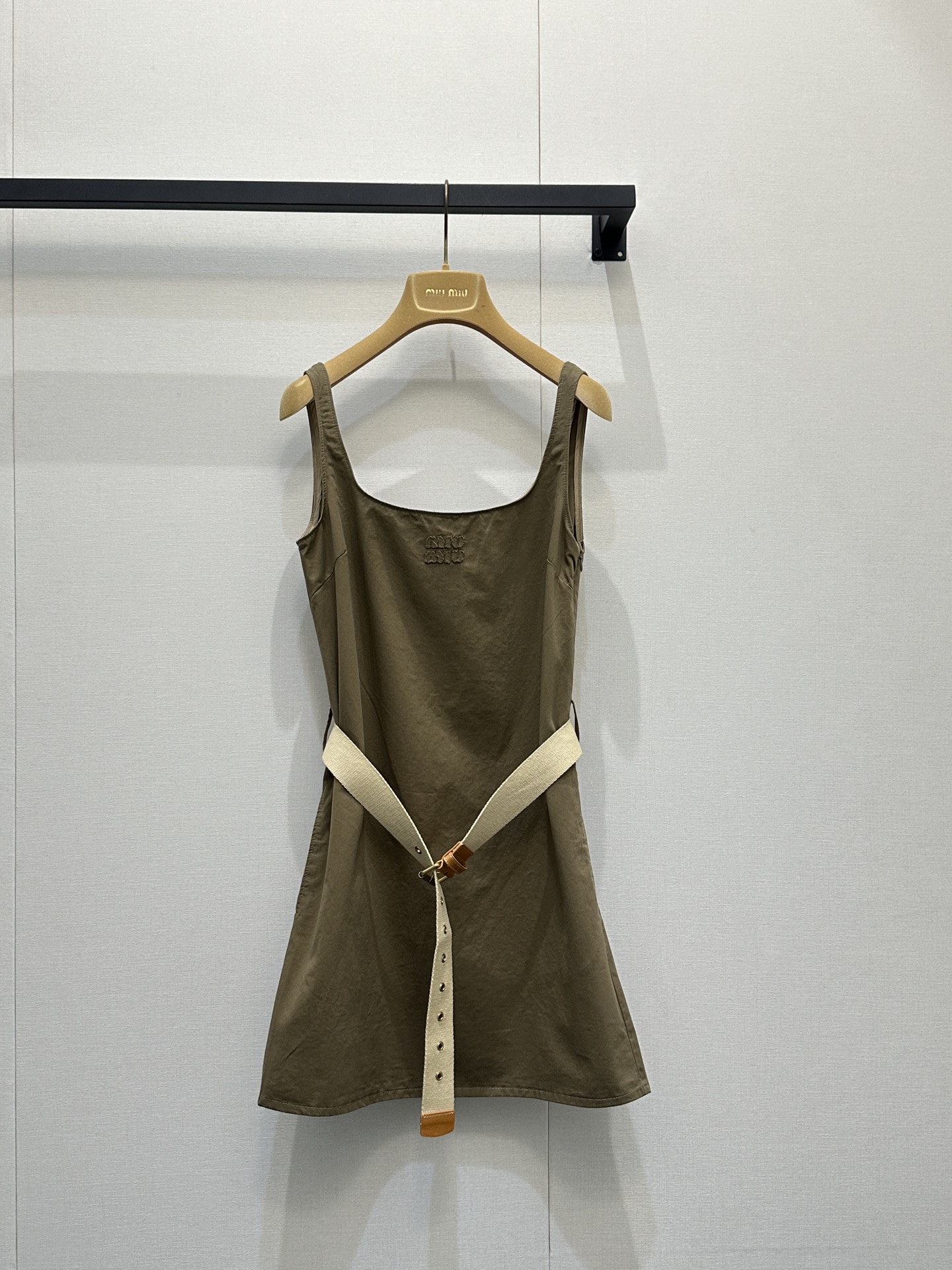 NO:791128,*26new Patch embroidered letter work vest dress has a high-end white khaki brown upper body with a high-end and refined atmosphere. The slightly wide version of the upper body modifies the proportion of the body line. It can be worn alone or layered to easily bring out a girly atmosphere!  Exclusively customized imported YB cotton material, classic brand letter logo pattern on the chest, adjustable belt at the waist to switch to different ootd!  Simple matching can easily create a lazy and fashionable look!  1:1 awesome version, the latest single product in early spring, look for the exclusive high version, SML real shots of large products,,skirts,19860909*26new贴布绣字母工装背心裙高级显白的卡其棕色上身自带高级精致气息,微阔版型上身修饰身线比例,单穿叠穿都轻松自带少女气息！ 独家定制进口yb棉材质,胸前经典品牌字母徽标图案,腰间可调节皮带切换不同ootd！简意搭配都能轻松打造慵懒时髦造型！1:1超赞版型,早春最新单品,认准独家高版本 SML大货实拍,,skirts,,Women's clothing