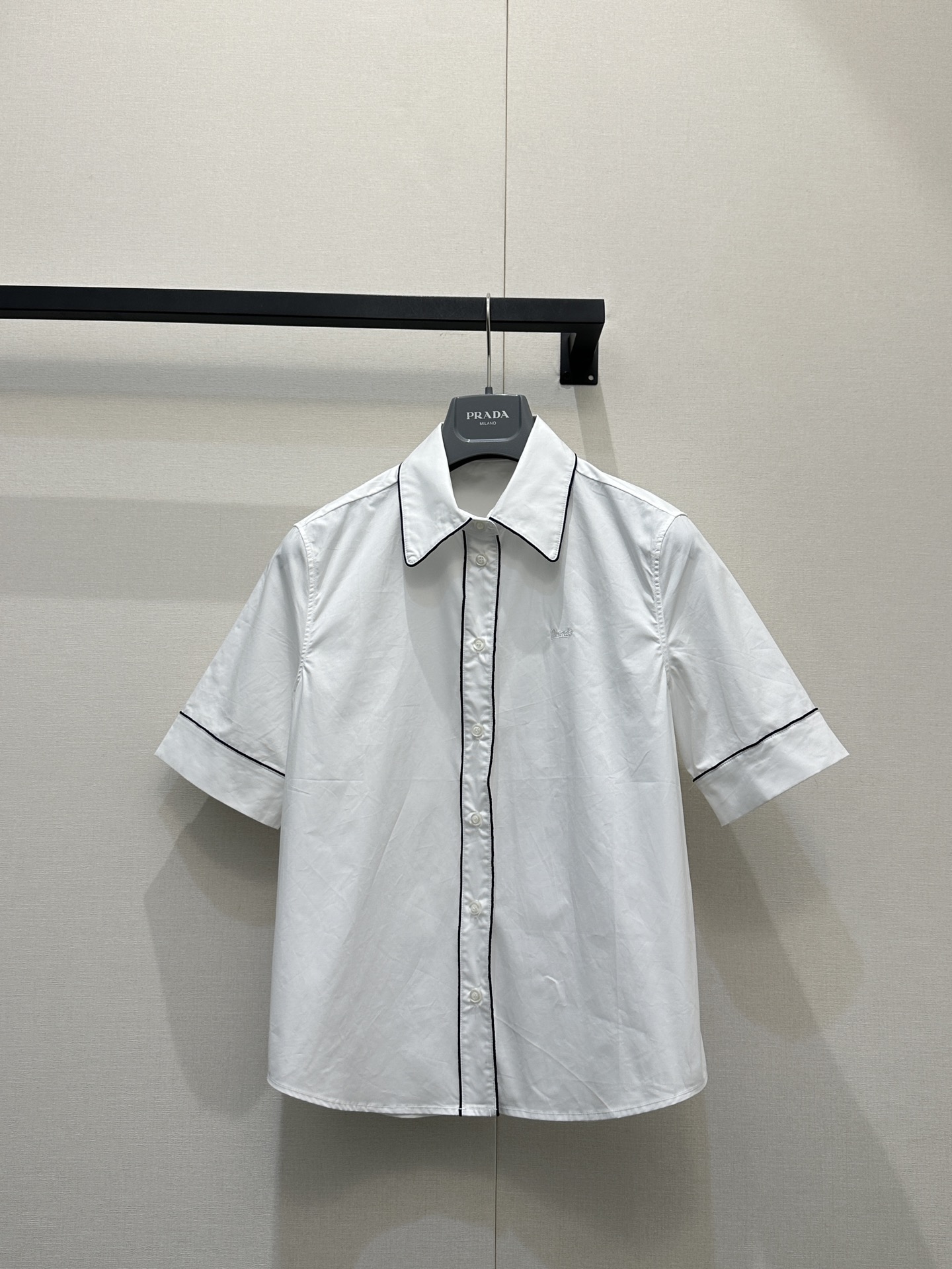 NO:792128,Pra* 26Ss new spring and summer white shirt | Exclusively developed by yb!  High quality production!  Cotton comes with a cooling filter, is drapey and light, and the basic model has a retro accent, low-key but catchy. The regular tailoring just falls on the waistline, neat and not procrastinating; hiding the nobility in every inch of detail. Ready-made S/M/L large quantities, real shots, prada, shirts,19860909Pra* 26Ss春夏新款 白色衬衫丨独家yb开发！高版出品！棉 自带清冷滤镜,垂坠又轻盈,基础款是点睛的复古腔调,低调却抓人.常规剪裁刚好落在腰线部分 利落不拖沓；把贵气藏在每一寸细节里.现货发售S/M/L大货实拍,,prada,shirts,,Women's clothing