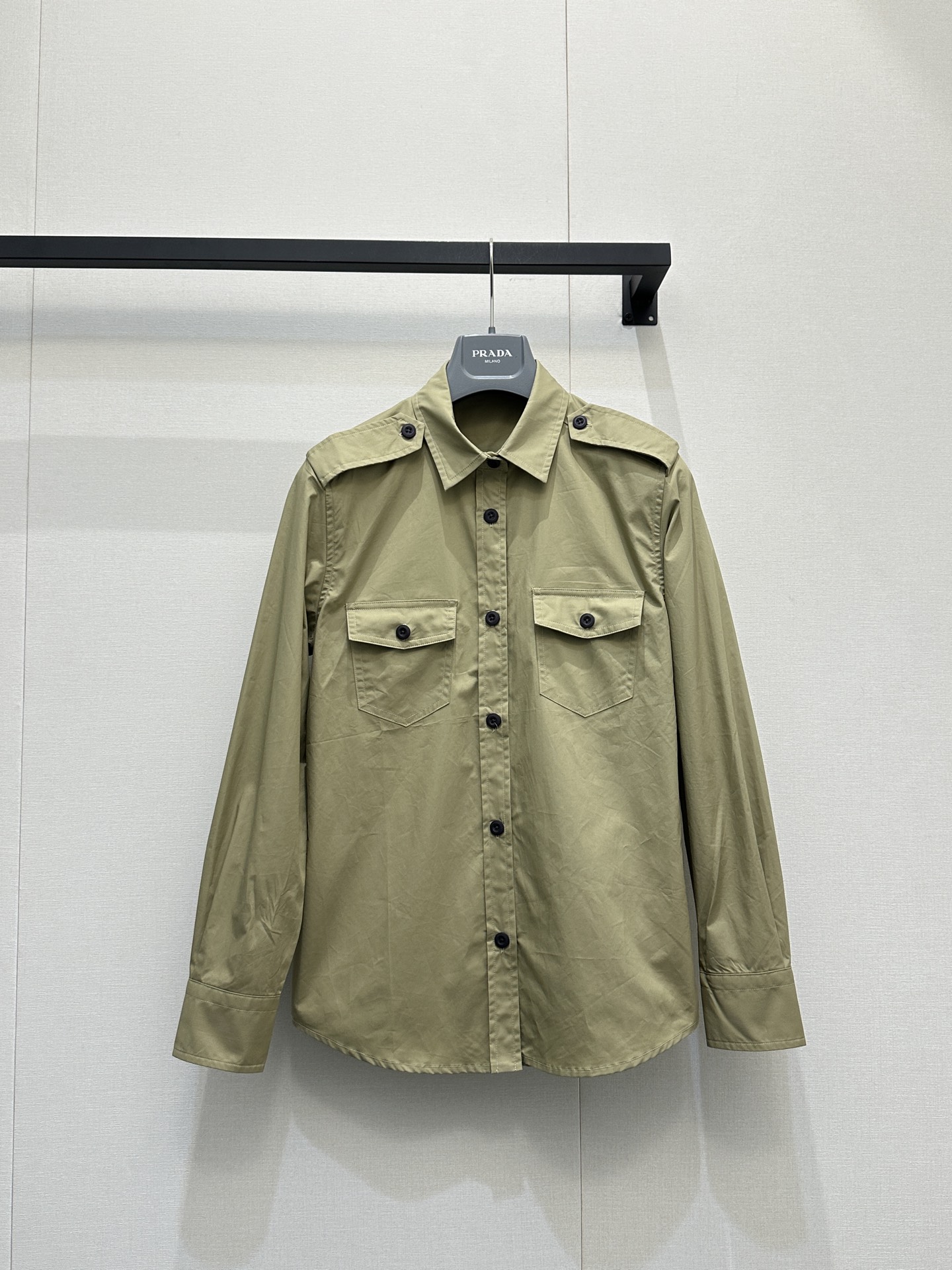 NO:792134,*26new Epaulette lapel static shirt with double flap pockets on the chest is practical and stylish. Inspired by 'uniform and freedom', deconstructed and reorganized, it can be easily worn in daily wear!  Exclusively customized imported yb cotton material, with classic triangle patch embellishment on the back neckline, low-key and textured, easy to match with skirts or overalls, perfect layering, fashionable and practical, easy to create a personalized look!  1:1 Awesome version, the latest summer items, look out for the exclusive high version, SML real shots of large products, skirts, shirts,19860909*26new肩章翻领静色衬衫胸前双翻盖口袋实用又有设计感.灵感来自“制服与自由”,解构与重组,日常穿搭也能轻松驾驭！ 独家定制进口yb棉材质,后领口经典三角贴布点缀,低调有质感,简单搭配裙装或工装裤,层次感满分,时髦又实穿,轻松打造个性造型！ 1:1超赞版型,夏季最新单品 认准独家高版本 SML大货实拍,,skirts,shirts,,Women's clothing