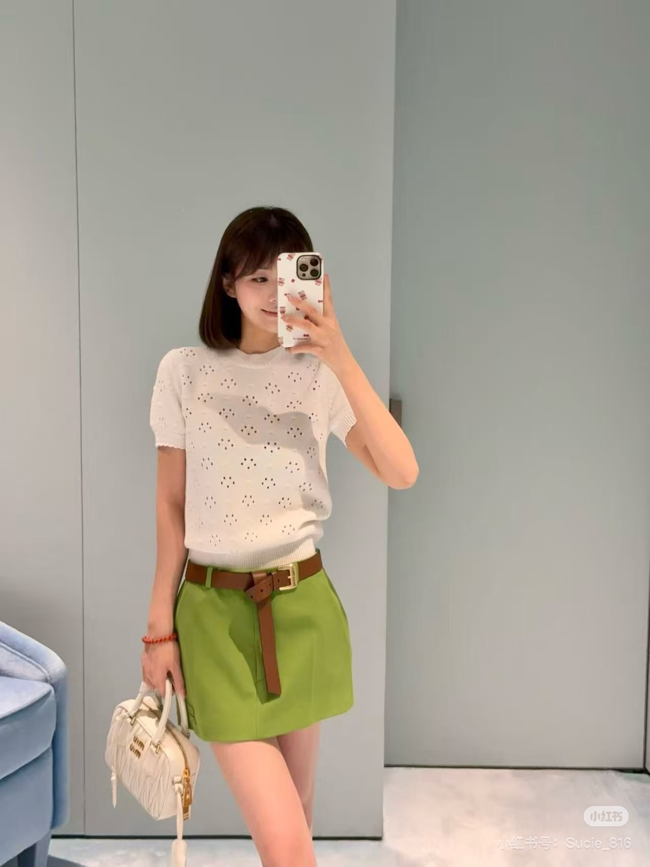 NO:793165,Miumiu26 Spring and Summer Fairy Commuting Hollow Short Sleeves. As soon as I got it, I was amazed by the texture. The hollow pattern design is retro and breathable, and the sense of details is full! There is also a looming sense of light and shadow, gentle and romantic, and the atmosphere is full! It is also super easy to match. Gentle and lazy style, you can instantly become the heroine of a Korean drama. Casual and fashionable, you can easily control it during daily commuting.  Whether you are commuting, dating or going out every day, this cardigan can make you the center of attention! Practical and fashionable, I really love it. SML,,miumiu,T-shirt,19860909Miumiu26春夏神仙通勤镂空短袖 一拿到手就被这质感惊艳到 镂空花纹设计 复古又透气,细节感直接拉满! 还有若隐若现的光影感,温柔又浪漫,氛围感直接拉满极!搭配也超省心 温柔慵懒风,秒变韩剧女主 休闲又时髦,通勤日常都能轻松驾驭 无论是通勤,约会还是日常出街,这件开衫都能让你成为焦点!实用又时髦,真的爱了爱了 SML,,miumiu,T-shirt,,Women's clothing