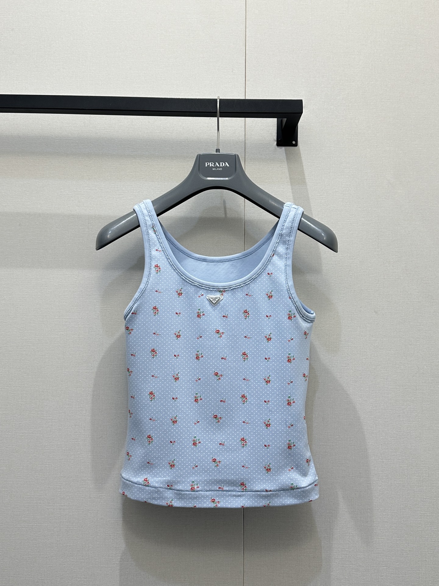 NO:793729,Pra26 new summer style sky blue bottom with micro bouquet print and fine dot texture, full of French pastoral feel; slim fit + round neck design, outlines clean lines; the iconic enamel metal triangle mark on the chest is the finishing touch of the brand identity. Cotton rib knitted fabric is skin-friendly and breathable, with both elasticity and drape, suitable for wearing alone or layering in spring and summer. -  The style is positioned in a retro, sweet and cool style, which can be used as a daily casual item or as a core item for styling. The gentle and fresh version of sky blue floral flowers brings the gentleness of spring to the body.  This Prada vest is so girly, retro and refreshing, perfect for summer wear. Taste is reflected in the details, classic triangle logo + retro floral, it is timeless and exquisite. A good basic model can support the matching sense of the entire wardrobe. The small red flowers on the blue background have a sweet but not greasy retro feel, which is hot when worn alone.  Girl, layering a shirt/cardigan is another kind of gentleness and full of practicality. Wear alone + high-waisted denim shorts/pleated skirt, paired with white shoes or loafers to create an American campus style. SML real shots of large products, prada, loafers, skirts, shorts, shirts,19860909Pra26夏季新款 天蓝色底搭配微型花束印花与细点纹理,充满法式田园感；修身剪裁+圆领设计,勾勒利落线条；胸前标志性搪瓷金属三角标,是品牌身份的点睛之笔.棉质罗纹针织面料,亲肤透气,兼具弹力与垂坠感,适合春夏单穿或叠搭. - 风格定位复古甜酷风,既可以作为日常休闲单品,也能作为造型层次的核心单品.温柔清新版 天蓝色的碎花,是把春天穿在身上的温柔 Prada这件背心太懂少女心了,复古又清爽,夏天的氧气感穿搭预定.细节见品味,经典三角标+复古碎花,是永不过时的精致.一件好的基础款,能撑起整个衣柜的搭配感.蓝底小红花,甜而不腻的复古感拉满单穿是辣妹,叠穿衬衫/开衫又是另一种温柔,实用性满分.单穿+高腰牛仔短裤/百褶裙,搭配小白鞋或乐福鞋,打造美式校园风.SML大货实拍,,prada,loafers,skirts,shorts,shirts,,Women's clothing