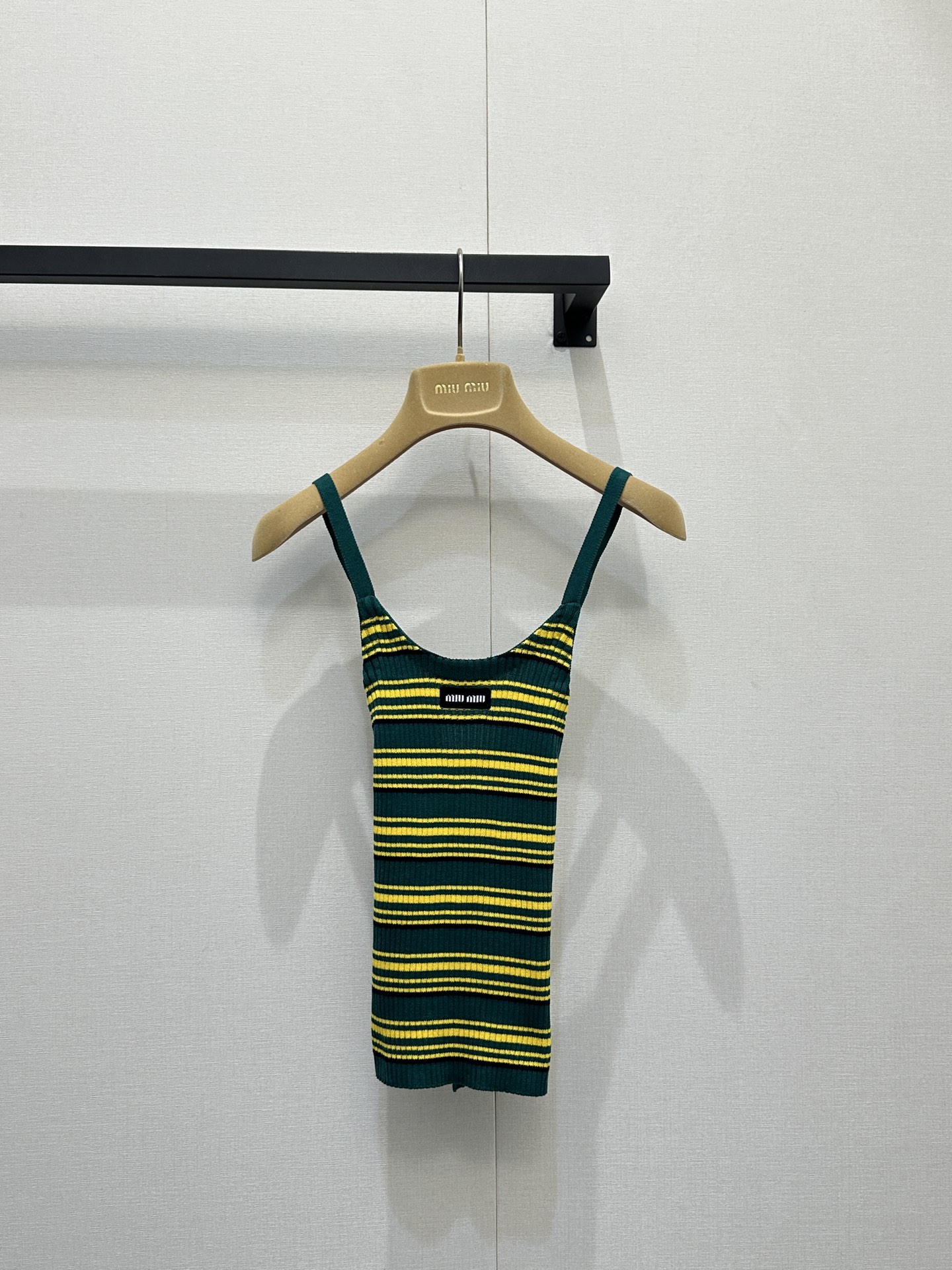 NO:793716,Miu* 26Ss new spring and summer style yellow and green striped sleeveless backless vest丨Exclusively developed by yb!  Top quality production!  Retro contrasting stripes awaken the vitality of spring, pitted knitting outlines graceful curves, cross straps on the back unlock sexy details, and mini is engraved with genes. The short waist-baring version is suitable for a variety of outfits. It is not only an eye-catching hot girl item to wear alone, but also a versatile tool for layering, easily achieving girlishness and retro accents. Ready-made S/M/L large goods, real shots,, miumiu,19860909Miu* 26Ss春夏新款 黄绿条纹无袖露背背心丨独家yb开发！顶级高版出品！复古撞色条纹唤醒春日活力,坑条针织勾勒曼妙曲线,后背交叉绑带解锁性感小心机,mini镌刻基因.短款露腰版型适配多元穿搭,既是单穿吸睛的辣妹单品,也是叠搭层次的百搭利器,轻松拿捏少女感与复古腔调.现货发售S/M/L大货实拍,,miumiu,,Women's clothing
