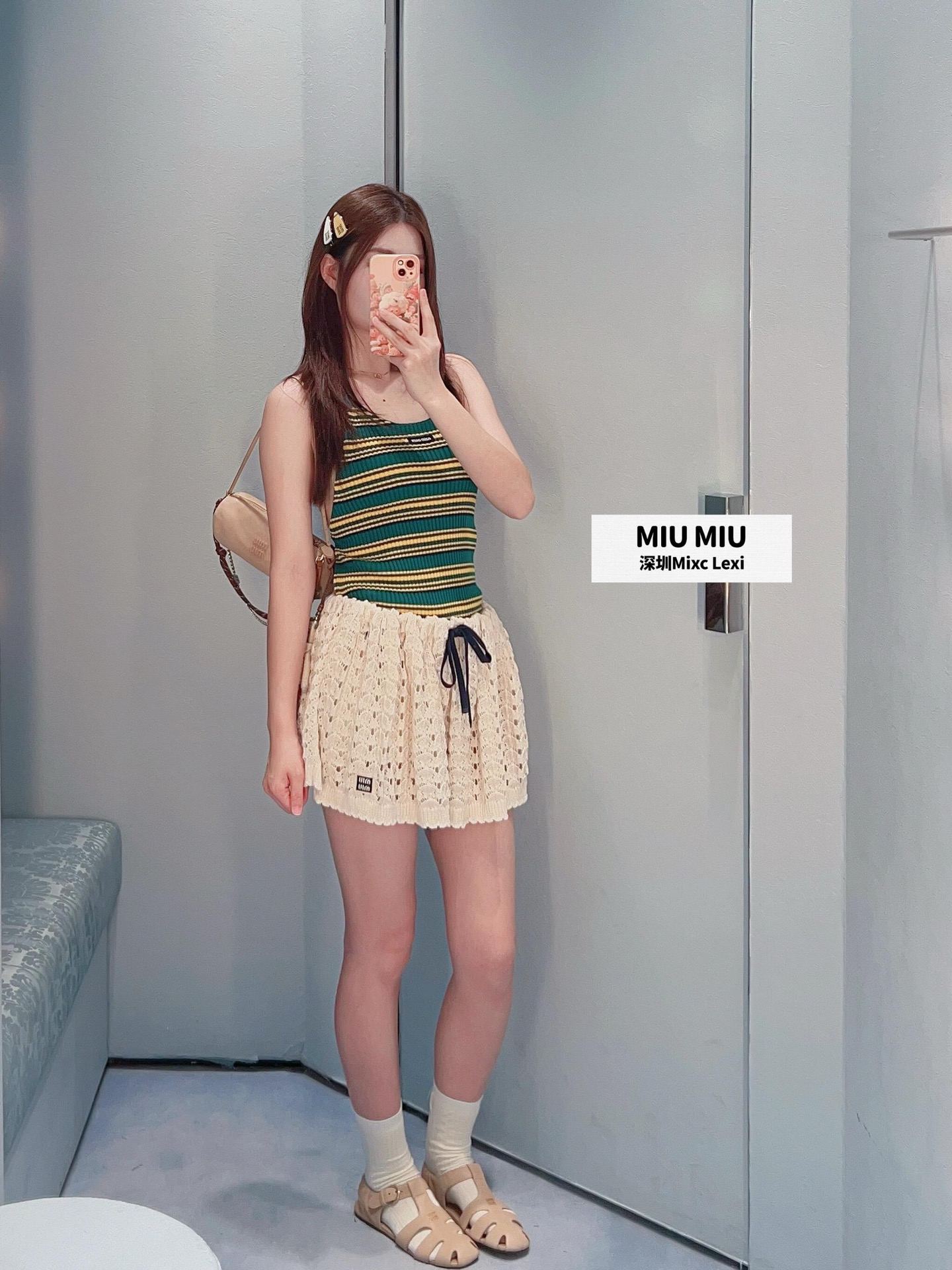NO:793718,Miu* 26Ss new spring and summer style yellow and green striped sleeveless backless vest丨Exclusively developed by yb!  Top quality production!  Retro contrasting stripes awaken the vitality of spring, pitted knitting outlines graceful curves, cross straps on the back unlock sexy details, and mini is engraved with genes. The short waist-exposed version is suitable for a variety of outfits. It is not only an eye-catching hot girl item when worn alone, but also a versatile tool for layering, easily achieving girlishness and retro accents. Available now in S/M/L,, miumiu,19860909Miu* 26Ss春夏新款 黄绿条纹无袖露背背心丨独家yb开发！顶级高版出品！复古撞色条纹唤醒春日活力,坑条针织勾勒曼妙曲线,后背交叉绑带解锁性感小心机,mini镌刻基因.短款露腰版型适配多元穿搭,既是单穿吸睛的辣妹单品,也是叠搭层次的百搭利器,轻松拿捏少女感与复古腔调.现货发售S/M/L,,miumiu,,Women's clothing