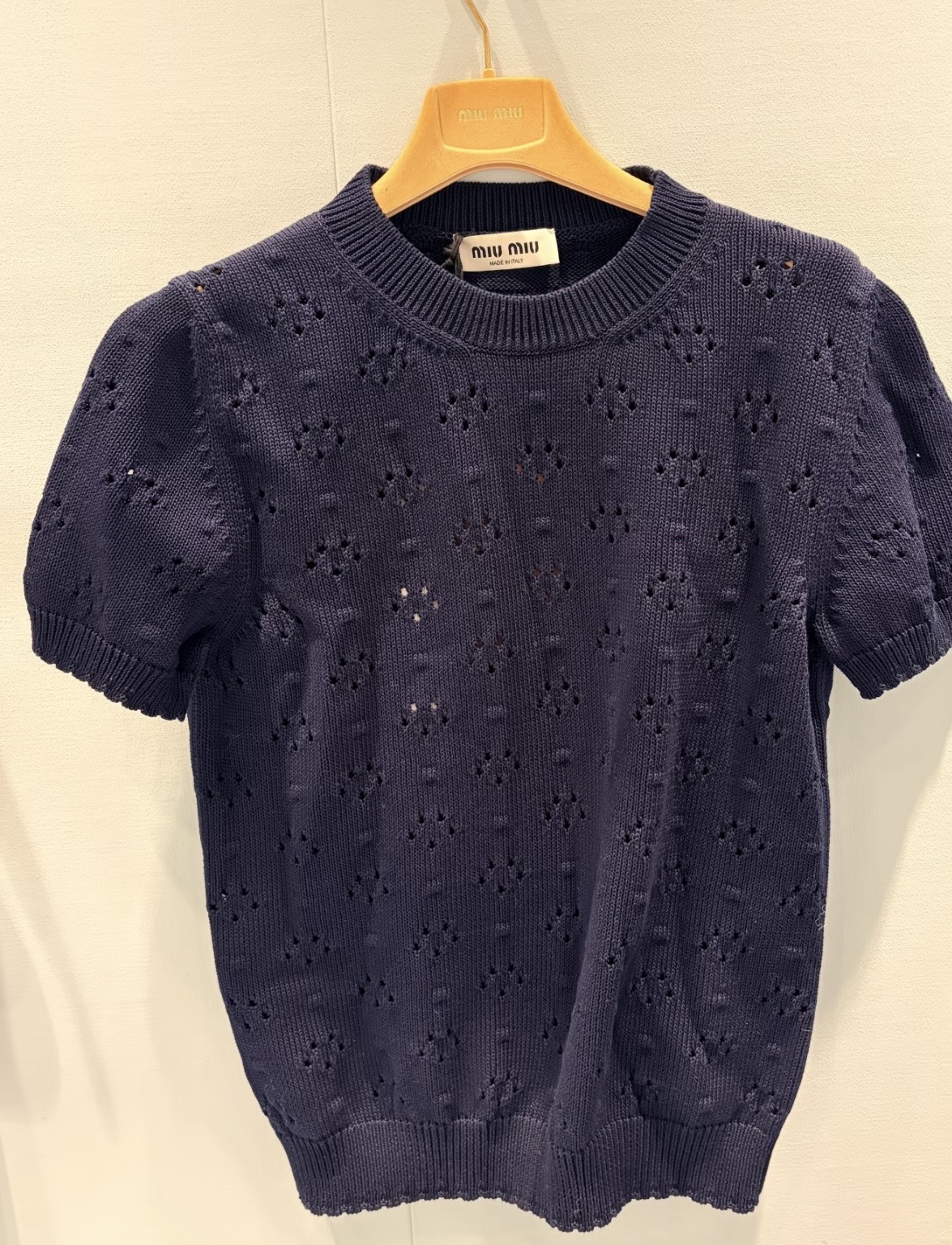 NO:794627,Miumiu26 Spring and Summer Fairy Commuting Hollow Short Sleeves. As soon as I got it, I was amazed by the texture. The hollow pattern design is retro and breathable, and the sense of details is full! There is also a looming sense of light and shadow, gentle and romantic, and the atmosphere is full! It is also super easy to match. Gentle and lazy style, you can instantly become the heroine of a Korean drama. Casual and fashionable, you can easily control it during daily commuting.  Whether you are commuting, dating or going out every day, this cardigan can make you the center of attention! Practical and fashionable, I really love it. SML,,miumiu,T-shirt,19860909Miumiu26春夏神仙通勤镂空短袖 一拿到手就被这质感惊艳到 镂空花纹设计 复古又透气,细节感直接拉满! 还有若隐若现的光影感,温柔又浪漫,氛围感直接拉满极!搭配也超省心 温柔慵懒风,秒变韩剧女主 休闲又时髦,通勤日常都能轻松驾驭 无论是通勤,约会还是日常出街,这件开衫都能让你成为焦点!实用又时髦,真的爱了爱了 SML,,miumiu,T-shirt,,Women's clothing
