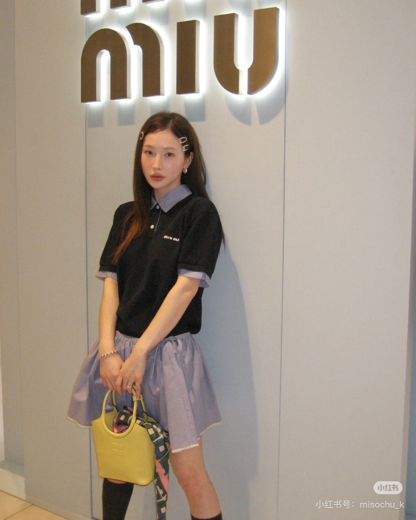 NO:797751,Miu26 spring and summer vacation two-piece Polo shirt with black main color + blue and white plaid collar and cuffs, full of college style!  High-quality knitted fabric, comfortable and breathable, perfect for Q in summer. The brand embroidery on the chest has exquisite details and is highly recognizable. The fake two-piece design is full of layers and can be easily used for commuting, dating and daily life. Pair it with jeans or skirts, which will reduce your age and be fashionable!  SML,,miumiu,skirts,jeans,19860909Miu26春夏假两件拼接Polo衫黑色主色+蓝白格纹领口袖口,学院风满满！高品质针织面料,穿着舒适透气,夏天超适合Q.胸前品牌刺绣,细节精致,辨识度高.假两件设计层次感十足,通勤、约会、日常都能轻松驾驭,搭配牛仔裤或半裙,减龄又时髦！SML,,miumiu,skirts,jeans,,Women's clothing