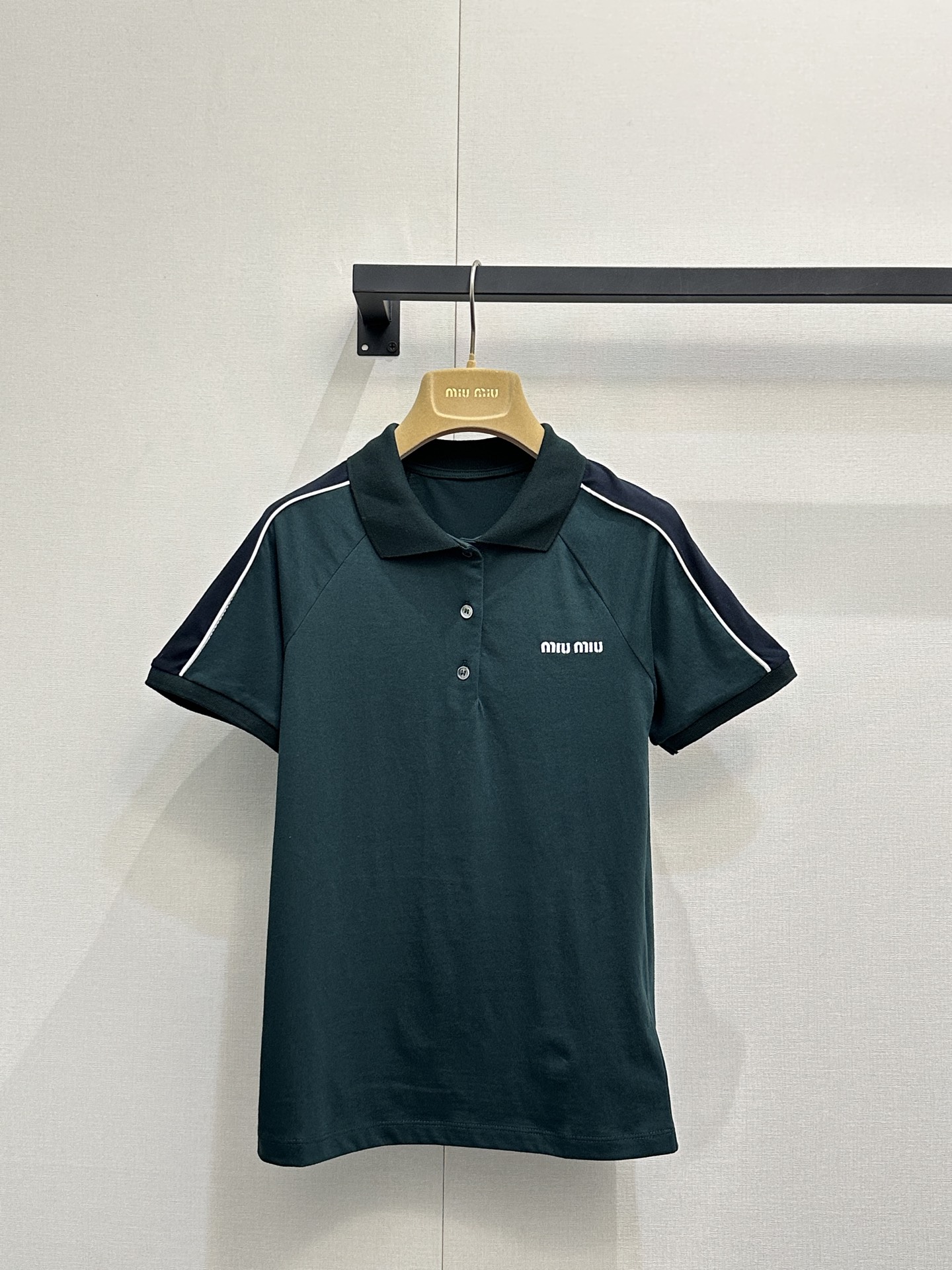 NO:794598,Short-sleeved Miu* 26Ss early spring new style dark green Polo shirt skirt suit | Exclusively developed by yb!  Top quality production!  The top is slim but not tight, fits the body shape perfectly, and highlights the neat shoulder line; the pleated texture and drawstring design of the skirt add a casual feel, and the webbing details on the side enhance the trend recognition. The selected functional fabrics are skin-friendly and breathable, taking into account the comfort of spring wear.  Moderation and style. Unlock the code of multiple outfits. Pair with metallic sneakers and stockings to create a street trendy look. Available in stock, S/M/L, large quantities, real shots, miumiu, sneakers, skirts, T-shirts,19860909短袖 Miu* 26Ss早春新款 墨绿Polo衫短裙套装丨独家yb开发！顶级高版出品！上衣修身不紧身,完美贴合身形,凸显利落肩线；短裙的褶皱肌理与抽绳设计,增添了随性感,搭配侧边的织带细节,强化潮流辨识度.精选亲肤透气的功能性面料,兼顾春日穿着的舒适度与造型感.解锁多元穿搭密码搭配金属色运动鞋与长袜,打造街头潮人范.现货发售S/M/L大货实拍,,miumiu,sneakers,skirts,T-shirt,,Women's clothing