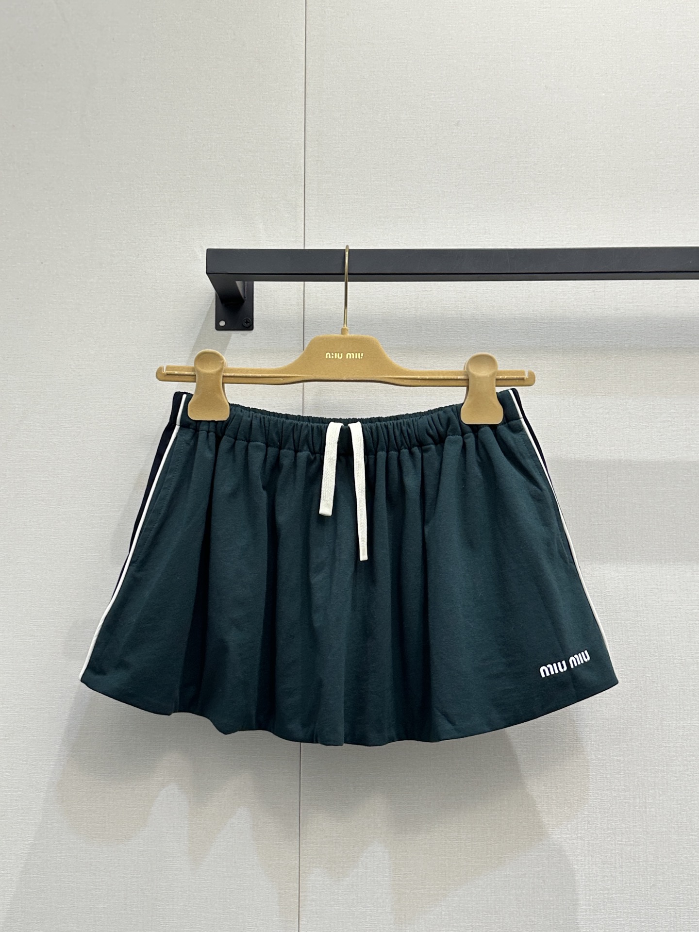 NO:794604,Miu* 26Ss early spring new style dark green Polo shirt skirt suit | Exclusively developed by yb!  Top quality production!  The top is slim but not tight, fits the body shape perfectly, and highlights the neat shoulder line; the pleated texture and drawstring design of the skirt add a casual feel, and the webbing details on the side enhance the fashion recognition. The functional fabrics are selected to be skin-friendly and breathable, taking into account spring.  Wearing comfort and style. Unlock multiple outfit codes and match with metallic sneakers and stockings to create a street trendy look. Available in stock, S/M/L, large quantities, real shots,, miumiu, sneakers, skirts,19860909Miu* 26Ss早春新款 墨绿Polo衫短裙套装丨独家yb开发！顶级高版出品！上衣修身不紧身,完美贴合身形,凸显利落肩线；短裙的褶皱肌理与抽绳设计,增添了随性感,搭配侧边的织带细节,强化潮流辨识度.精选亲肤透气的功能性面料,兼顾春日穿着的舒适度与造型感.解锁多元穿搭密码搭配金属色运动鞋与长袜,打造街头潮人范.现货发售S/M/L大货实拍,,miumiu,sneakers,skirts,,Women's clothing