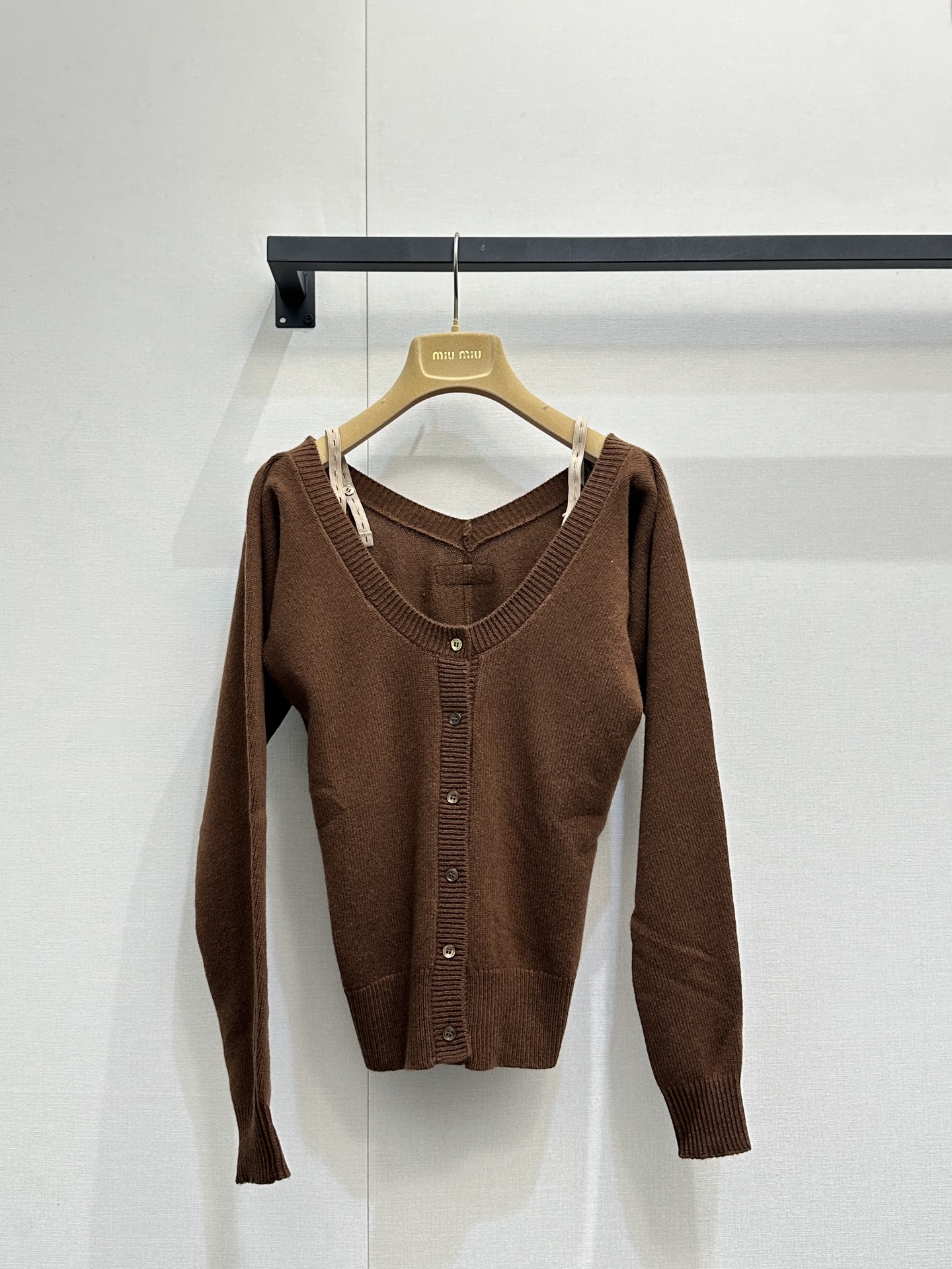 NO:794592,Miumi* brown sweater, soft knitted fabric, loose fit + one-shoulder design, casual and fashionable! The brand logo on the chest is very recognizable. The cuffs and hem are ribbed, and the details are perfect. Pair it with a high-waisted skirt or jeans to easily create a retro or casual style. It is suitable for daily life and dating. It is comfortable and stylish, a must-have for fashionable girls! Size S M L, real shot, miumiu, skirts, jeans,19860909Miumi* 棕色针织衫 柔软针织面料,宽松版型+一字肩设计,慵懒随性又时髦!胸前品牌标识超有辨识度.袖口和下摆罗纹收口,细节满分.搭配高腰裙or牛仔裤,轻松打造复古or休闲风,日常,约会都很适合,舒适又有设计感,时髦女孩必备! 码数S M L大货实拍,,miumiu,skirts,jeans,,Women's clothing