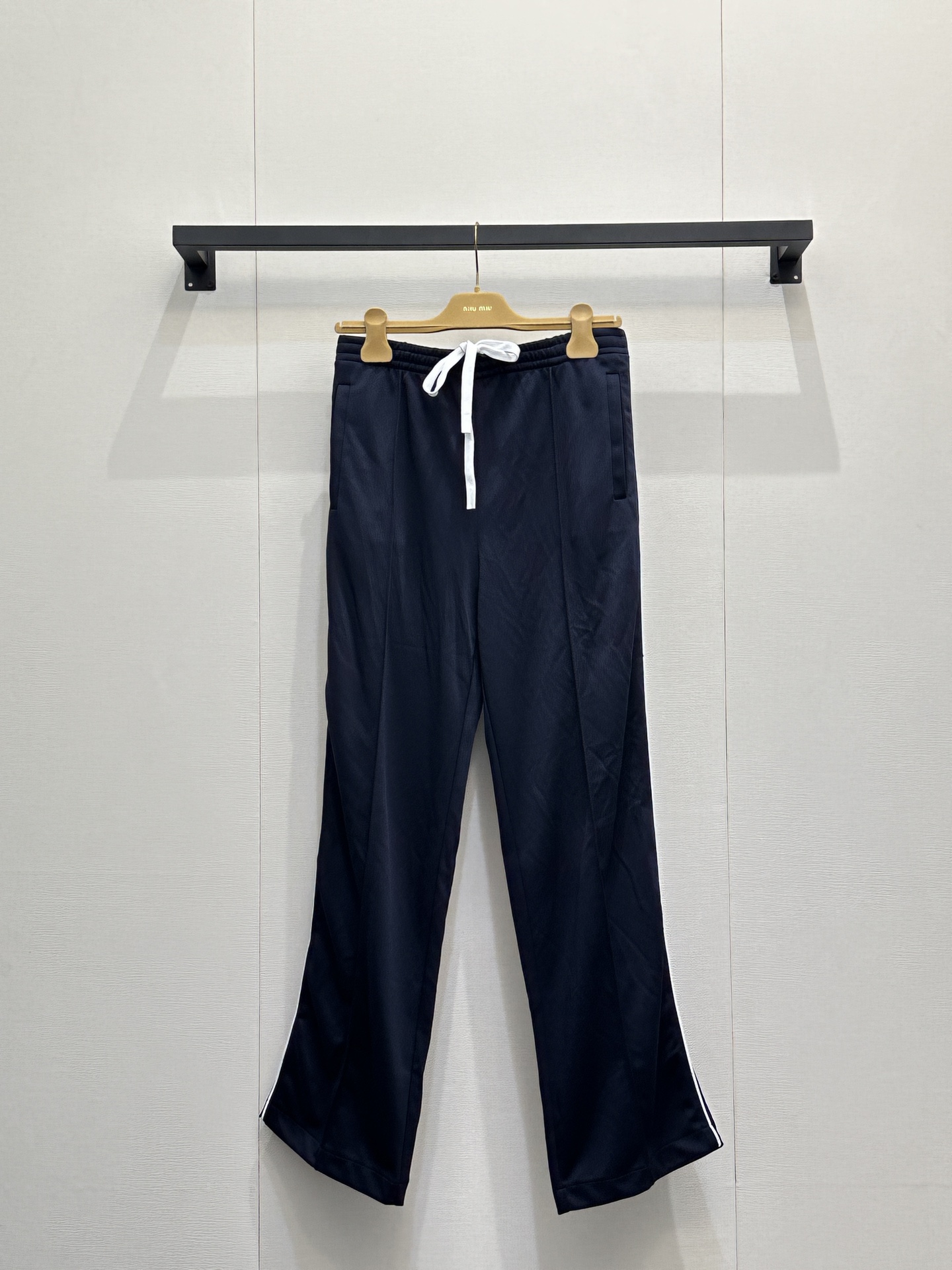 NO:794616,(Pants) *26new half-zip sleeveless vest with embroidered letters, navy blue main color + white zipper and letter logo, simple and recognizable, soft and skin-friendly fabric, super comfortable to wear!  Exclusively customized imported yb cotton material, waist-exposed cut highlights body proportions, paired with high-waisted pants or sports-style items, you can easily create a fashionable and sporty look!  It is suitable for daily outings and leisure occasions. It is comfortable and has a sense of design. It is a must-have item for Miu girls ~ 1:1 awesome version, the latest spring and summer items, look for the exclusive high version. Ready-made SML products, real shots,, miumiu,19860909（裤子）*26new半拉链刺绣字母无袖背心藏蓝主色调+白色拉链和字母Logo,简约又有辨识度柔软亲肤面料,穿着超舒适！ 独家定制进口yb棉材质,露腰剪裁凸显身材比例,搭配高腰裤或运动风单品,轻松打造时髦运动感！日常出街、休闲场合都很适合,舒适又不失设计感,Miu女孩必备单品～1:1超赞版型,春夏最新单品,认准独家高版本 现货 SML大货实拍,,miumiu,,Women's clothing