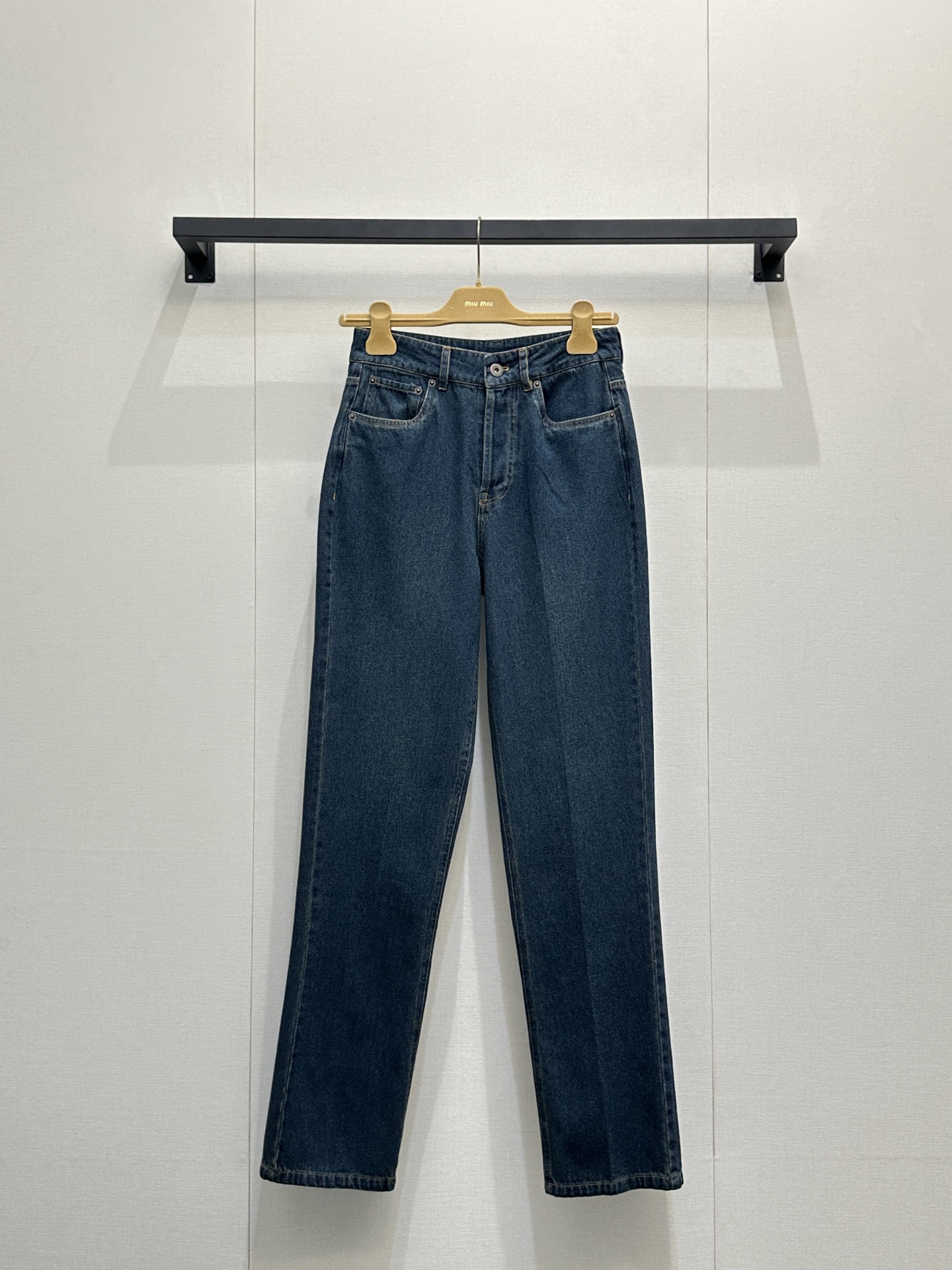 NO:794610,*26new Leather label letter lapel denim trousers are three-dimensionally cut and have a slim fit on the upper body to modify the proportions of the body line. You can easily create a luxurious look by casually matching various items!  Exclusively customized imported yb cotton material, contrasting color leather label logo letter pattern embellishment, hardware accessories are made of plate electroplated hardware accessories, the texture is completely online ~ 1:1 awesome version, the latest single product in early spring, look for the exclusive high version, ready-made SML bulk goods,19860909*26new皮标字母翻领牛仔长裤立体剪裁收身版型上身修饰身线比例,随意搭配各类单品都能轻松打造高奢造型！ 独家定制进口yb棉材质,撞色皮标徽标字母图案点缀,五金配饰做对板电镀五金配饰,质感完全在线～1:1超赞版型,早春最新单品,认准独家高版本 现货 SML大货实拍,,,Women's clothing