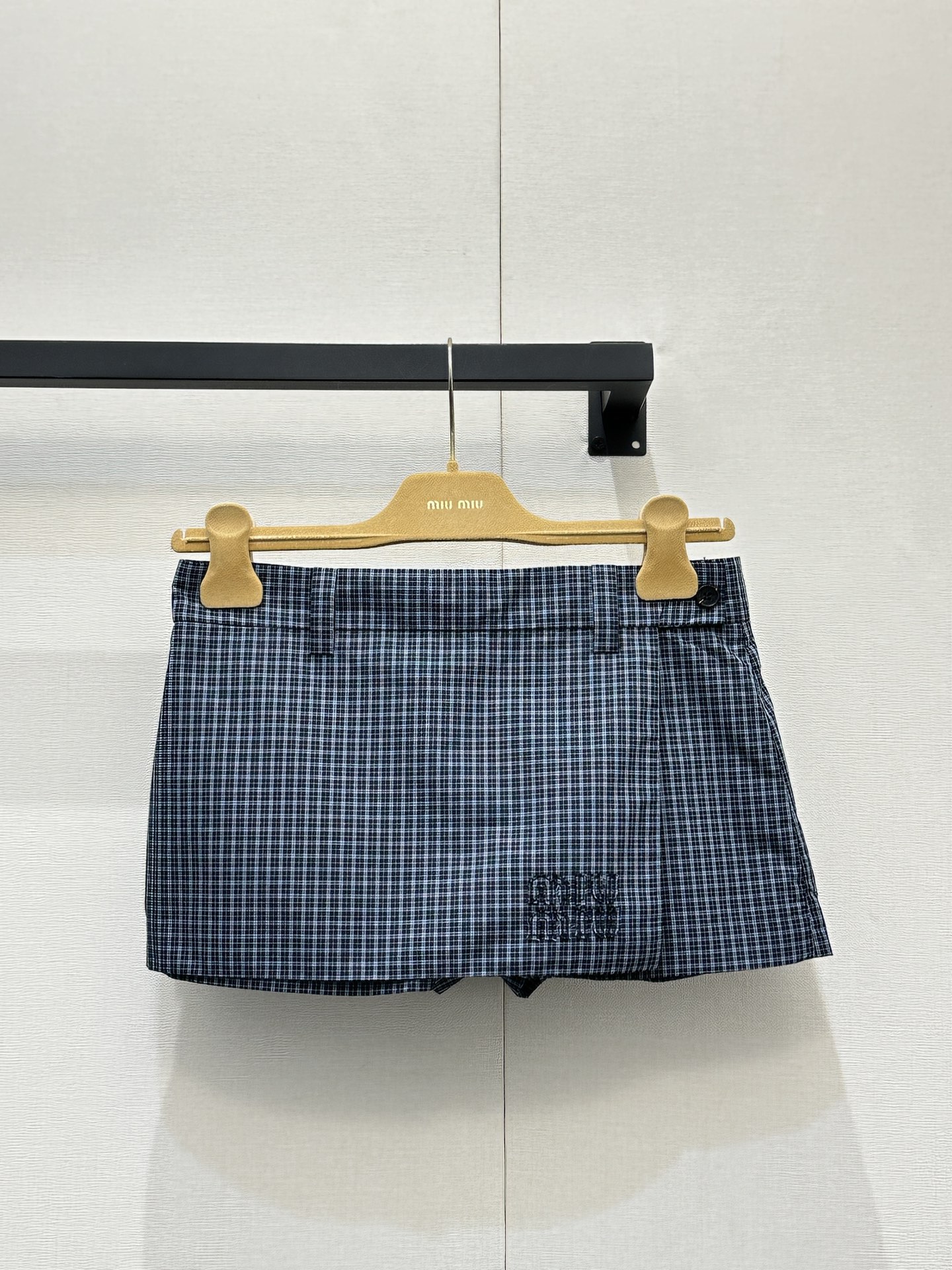 NO:795115,(Shorts) *26new The fabric of the plaid jacket with patch embroidery letters and gold buttons has a delicate texture and is crisp and stylish. The patch embroidery process is exquisite and elegant. The metal snaps are full of luster. Every detail shows the spirit of ingenuity!  Exclusively customized imported YB cotton material, with positioned plaid appliqué and embroidered letter pattern on the chest, highlighting the brand's unique high-end luxury charm. Commuting or going out on the street every day, you can easily show your unique charm of elegance and personality, becoming a walking fashion model!  1:1 awesome version, the latest item in early spring, look out for the exclusive high version, in stock SML Liu Haocun's same style ootd!  The whole set is available ~ real shots of large products, shorts, jackets & coats,19860909（短裤） *26new贴布绣字母金扣格纹外套面料肌理细腻且挺括有型,贴布绣工艺精致考究,金属按扣光泽感十足,每一处细节都彰显匠心精神！ 独家定制进口yb棉材质,胸前定位格纹贴布绣字母图案,彰显品牌独有的高级奢华魅力,通勤或日常出街,都能让你轻松展现优雅与个性并存的独特魅力,成为行走的时尚范本！1:1超赞版型,早春最新单品,认准独家高版本 现货 SML 刘浩存同款ootd！ 整套搭配都有～大货实拍,,shorts,jackets & coats,,Women's clothing