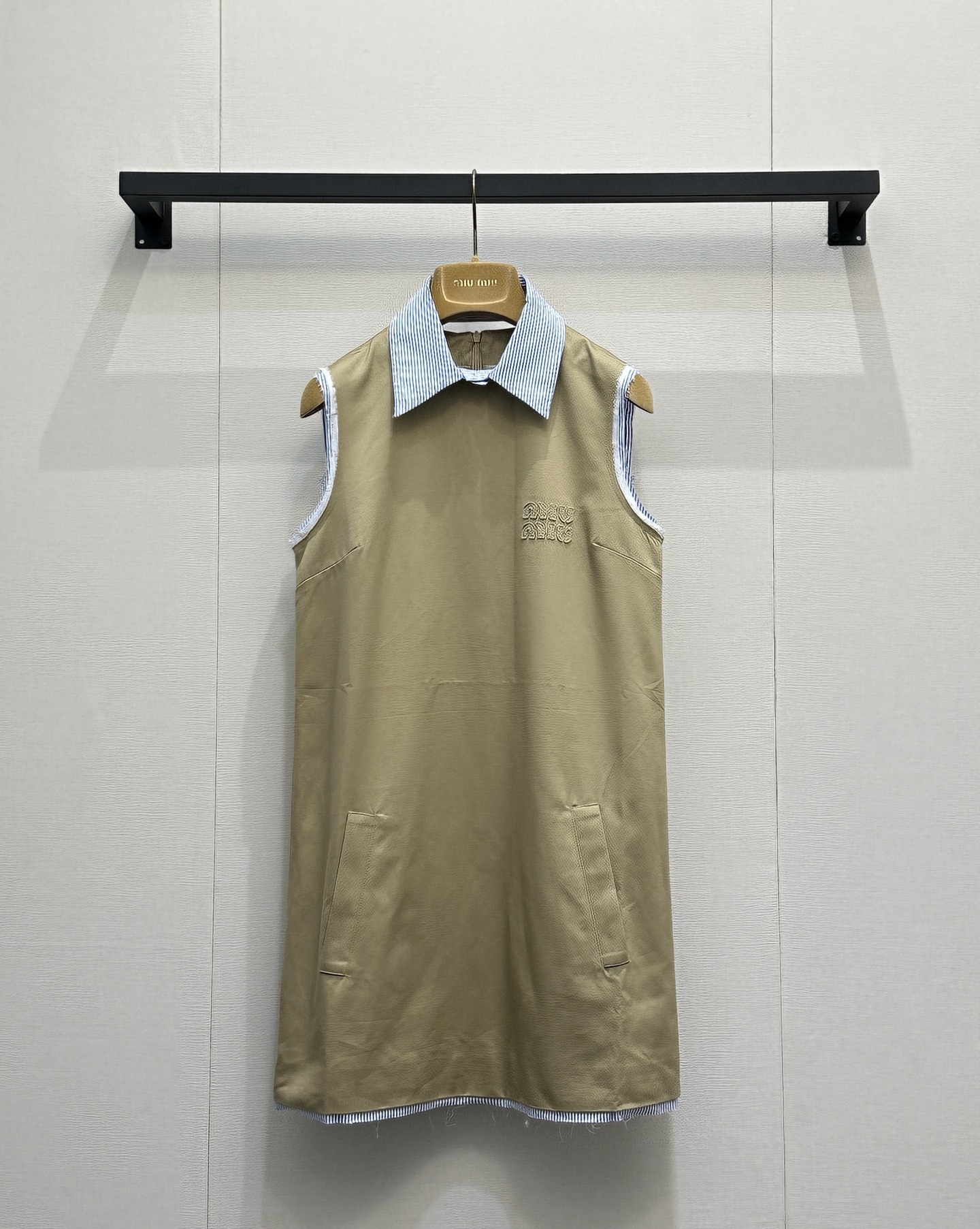 NO:795118,Miu*26Ss early spring new style Polo collar raw edge sleeveless dress丨Exclusively developed by yb!  Top quality production!  Selecting crisp fabrics, the silhouette is neat and not flattering on the figure; the blue and white striped collar is spliced ​​to break the monotony of solid colors; the embroidered logo on the chest is low-key to highlight the identity, and the design of raw edges and side pockets takes into account both aesthetics and practicality. Every detail tells the Miu-style girly aesthetics. Ready-made S/M/L large goods, real shots,, miumiu, skirts,19860909Miu*26Ss早春新款 Polo领毛边饰无袖连衣裙丨独家yb开发！顶级高版出品！甄选挺括面料,廓形利落不挑身材；蓝白条纹领部拼接,打破纯色单调；胸前刺绣logo低调彰显身份,毛边饰边与侧袋设计兼顾美学与实用,每一处细节都在诉说Miu式少女美学.现货发售S/M/L大货实拍,,miumiu,skirts,,Women's clothing