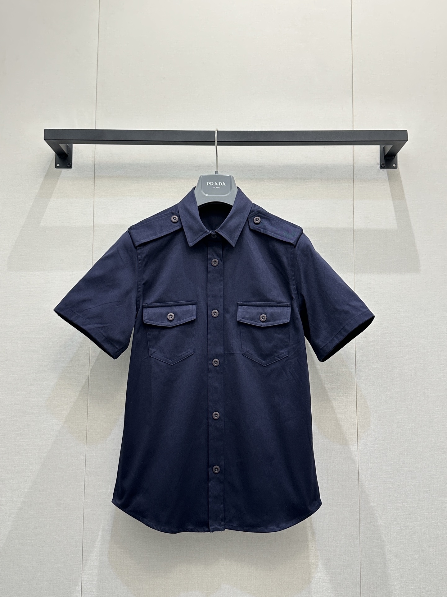 NO:795138,*26new Epaulet lapel short-sleeved shirt. The double flap pockets on the chest are practical and stylish. Inspired by 'uniforms and freedom', deconstructed and reorganized, it can be easily worn in daily wear!  Exclusively customized imported yb cotton material, with classic triangle patch embellishment on the back neckline, low-key and textured, easy to match with skirts or overalls, perfect layering, fashionable and practical, easy to create a personalized look!  1:1 Awesome version, the latest summer items, look for the exclusive high version, SML real shots of large products, skirts, shirts, T-shirts,19860909*26new肩章翻领短袖衬衫 胸前双翻盖口袋实用又有设计感.灵感来自“制服与自由”,解构与重组,日常穿搭也能轻松驾驭！ 独家定制进口yb棉材质,后领口经典三角贴布点缀,低调有质感,简单搭配裙装或工装裤,层次感满分,时髦又实穿,轻松打造个性造型！ 1:1超赞版型,夏季最新单品 认准独家高版本 SML大货实拍,,skirts,shirts,T-shirt,,Women's clothing
