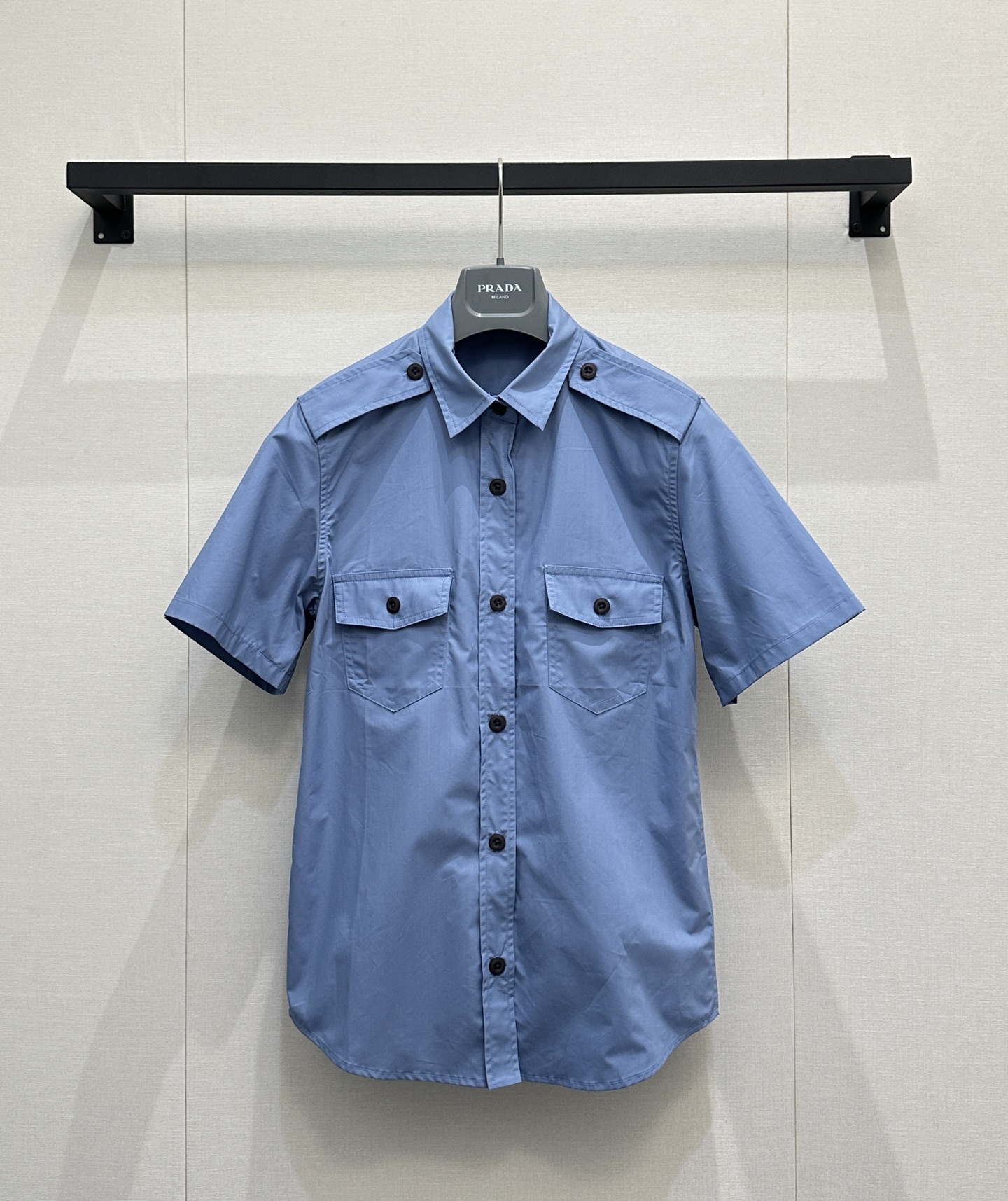 NO:795132,*26new Epaulet lapel short-sleeved shirt with double flap pockets on the chest is practical and stylish. Inspired by 'uniforms and freedom', deconstructed and reorganized, it can be easily worn in daily wear!  Exclusively customized imported yb cotton material, with classic triangle patch embellishment on the back neckline, low-key and textured, easy to match with skirts or overalls, perfect layering, fashionable and practical, easy to create a personalized look!  1:1 Awesome version, the latest summer items, look for the exclusive high version, SML real shots of large products, skirts, shirts, T-shirts,19860909*26new肩章翻领短袖衬衫胸前双翻盖口袋实用又有设计感.灵感来自“制服与自由”,解构与重组,日常穿搭也能轻松驾驭！独家定制进口yb棉材质,后领口经典三角贴布点缀,低调有质感,简单搭配裙装或工装裤,层次感满分,时髦又实穿,轻松打造个性造型！ 1:1超赞版型,夏季最新单品 认准独家高版本 SML大货实拍,,skirts,shirts,T-shirt,,Women's clothing