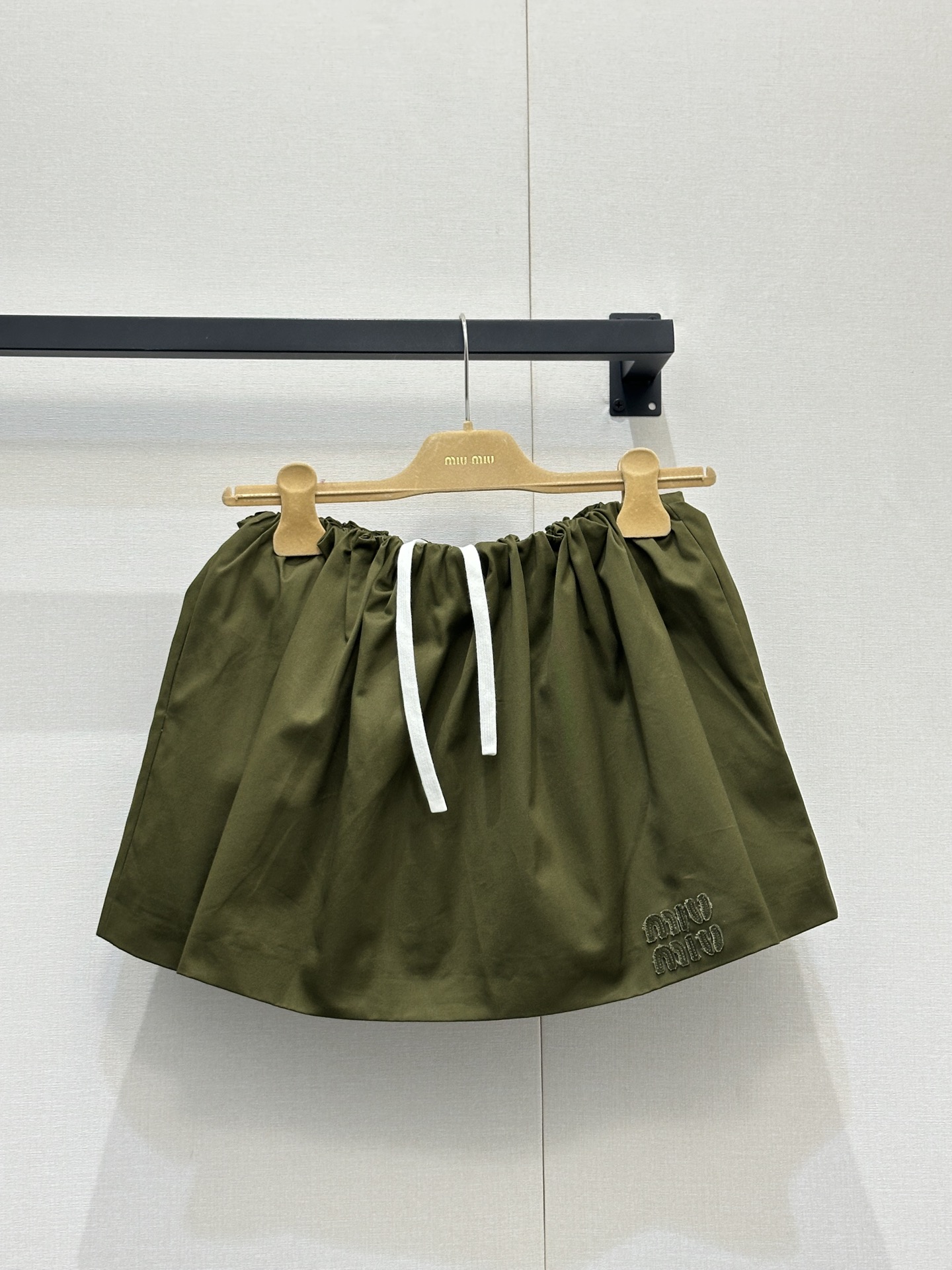 NO:795120,Half Miu Mi* 26Ss early spring new style retro college style olive green suit丨Exclusively developed by yb!  Top quality production!  This olive green jacket and skirt suit is a must-have for this season's relaxed look. The jacket is made of crisp cotton fabric, with plush lapels and ribbed cuffs, injecting a gentle texture into toughness; the embossed logo on the chest is low-key for recognition, and the loose cut is suitable for all body types.  Very friendly. The skirts of the same series have a drawstring waist to create a lazy pleated feeling, and the A-line shape cleverly modifies the leg lines. The whole set can be worn with salt or sweet, with a bright shirt underneath to create a layered look, or worn alone with a jacket and jeans, easily suitable for various occasions in early spring. Available now.  S/M/L large goods real shots,,miumiu,skirts,jeans,jackets & coats,shirts,19860909半 Miu Mi* 26Ss早春新款 复古学院风橄榄绿套装丨独家yb开发！顶级高版出品！这套橄榄绿夹克半裙套装是本季必入的松弛感担当.夹克采用挺括的棉质面料,搭配毛绒翻领与罗纹袖口,在硬朗中注入温柔质感；胸前的浮雕徽标低调彰显辨识度,宽松剪裁对各种身形都十分友好.同系列半裙以抽绳腰头营造慵懒褶皱感,A字版型巧妙修饰腿部线条.整套搭配可盐可甜,内搭亮色衬衫打造层次感,或单穿夹克搭配牛仔裤,轻松适配早春的各种场合.现货发售 S/M/L大货实拍,,miumiu,skirts,jeans,jackets & coats,shirts,,Women's clothing