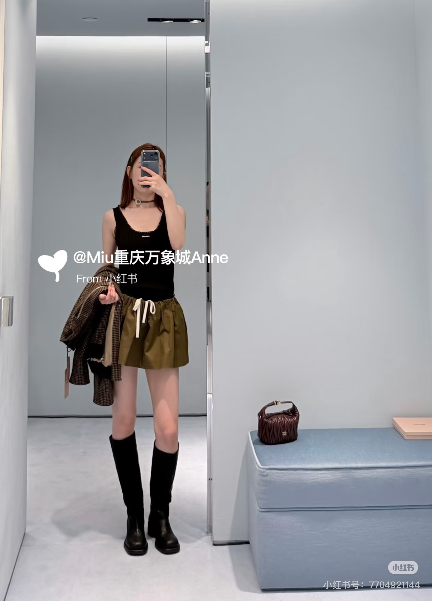 NO:795123,Skirt Miu Mi* 26Ss early spring new style retro college style olive green suit丨Exclusively developed by yb!  Top quality production!  This olive green jacket and skirt suit is a must-have for this season's relaxed look. The jacket is made of crisp cotton fabric, with plush lapels and ribbed cuffs, injecting a gentle texture into toughness; the embossed logo on the chest is low-key for recognition, and the loose cut is suitable for all body types.  Very friendly. The skirts of the same series have a drawstring waist to create a lazy pleated feeling, and the A-line shape cleverly modifies the leg lines. The whole set can be worn with salt or sweet, with a bright shirt underneath to create a layered look, or worn alone with a jacket and jeans, easily suitable for various occasions in early spring. Available now.  S/M/L,,miumiu,skirts,jeans,jackets & coats,shirts,19860909半裙 Miu Mi* 26Ss早春新款 复古学院风橄榄绿套装丨独家yb开发！顶级高版出品！这套橄榄绿夹克半裙套装是本季必入的松弛感担当.夹克采用挺括的棉质面料,搭配毛绒翻领与罗纹袖口,在硬朗中注入温柔质感；胸前的浮雕徽标低调彰显辨识度,宽松剪裁对各种身形都十分友好.同系列半裙以抽绳腰头营造慵懒褶皱感,A字版型巧妙修饰腿部线条.整套搭配可盐可甜,内搭亮色衬衫打造层次感,或单穿夹克搭配牛仔裤,轻松适配早春的各种场合.现货发售 S/M/L,,miumiu,skirts,jeans,jackets & coats,shirts,,Women's clothing
