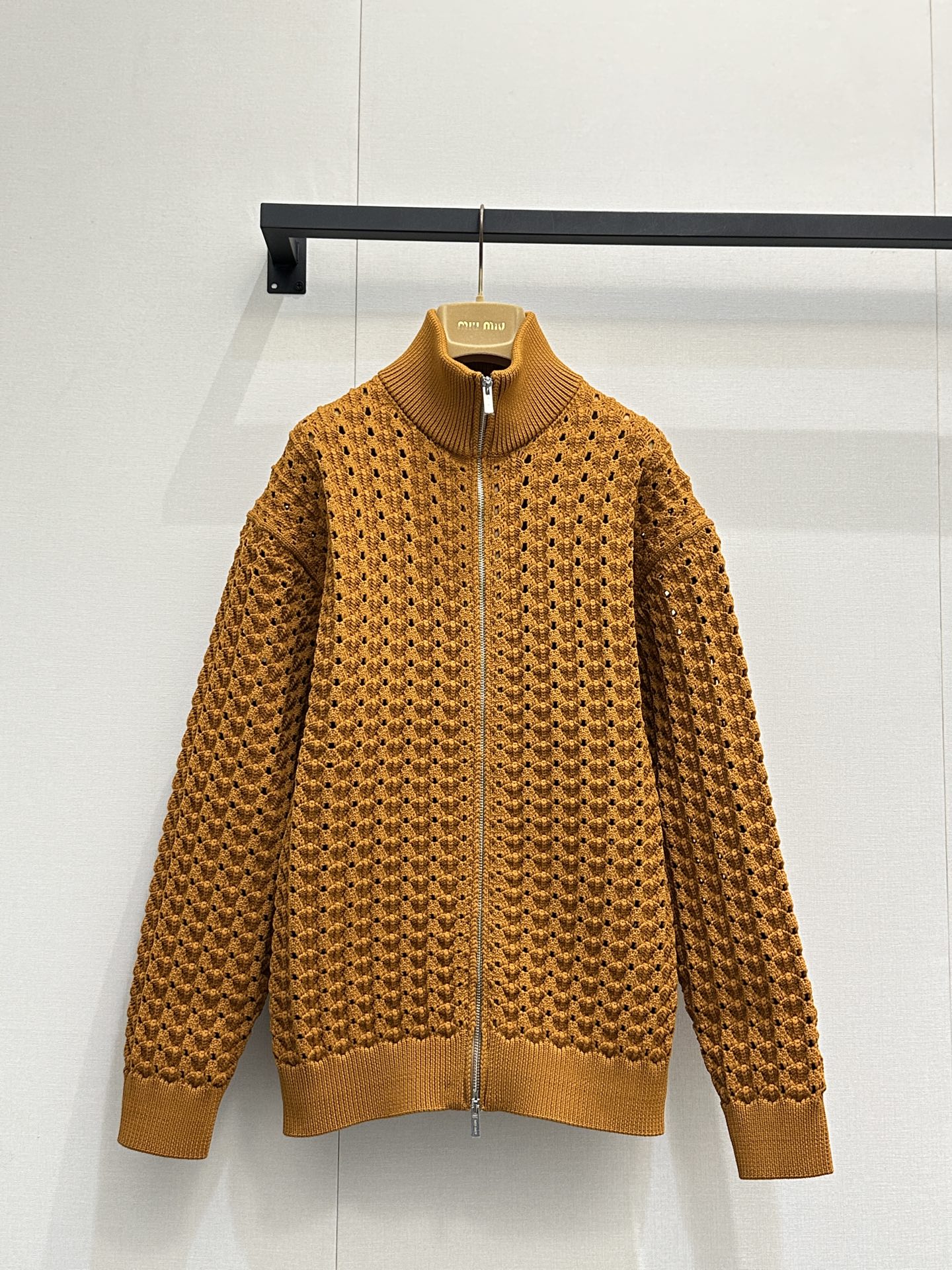 NO:795660,*26new Hollow geometric texture double zipper knitted jacket has a loose and wide version, the upper body is versatile and easy to wear, and it is great when worn alone or layered!  The orange upper body with its own uplifting and energetic atmosphere is white and fashionable~ It is made of exclusively customized imported yb blended cotton knitted material. The back neckline is embellished with classic logo letter embroidery patterns. The upper body is sweet and generous~ The layered style shows the brand's unique fashion charm!  1:1 awesome version, the latest items in early spring, look out for the exclusive high version, SML real shots of large products, jackets & coats,19860909*26new镂空几何纹理双拉链针织外套宽松阔版版型上身百搭不挑人,单穿叠搭都超赞！自带向上元气气息的橘色上身显白又时尚～ 独家定制进口yb混纺棉针织材质,后领口经典徽标字母刺绣图案点缀,上身甜美大方～叠穿风格彰显品牌独有的时尚魅力！1:1超赞版型,早春最新单品,认准独家高版本 SML大货实拍,,jackets & coats,,Women's clothing
