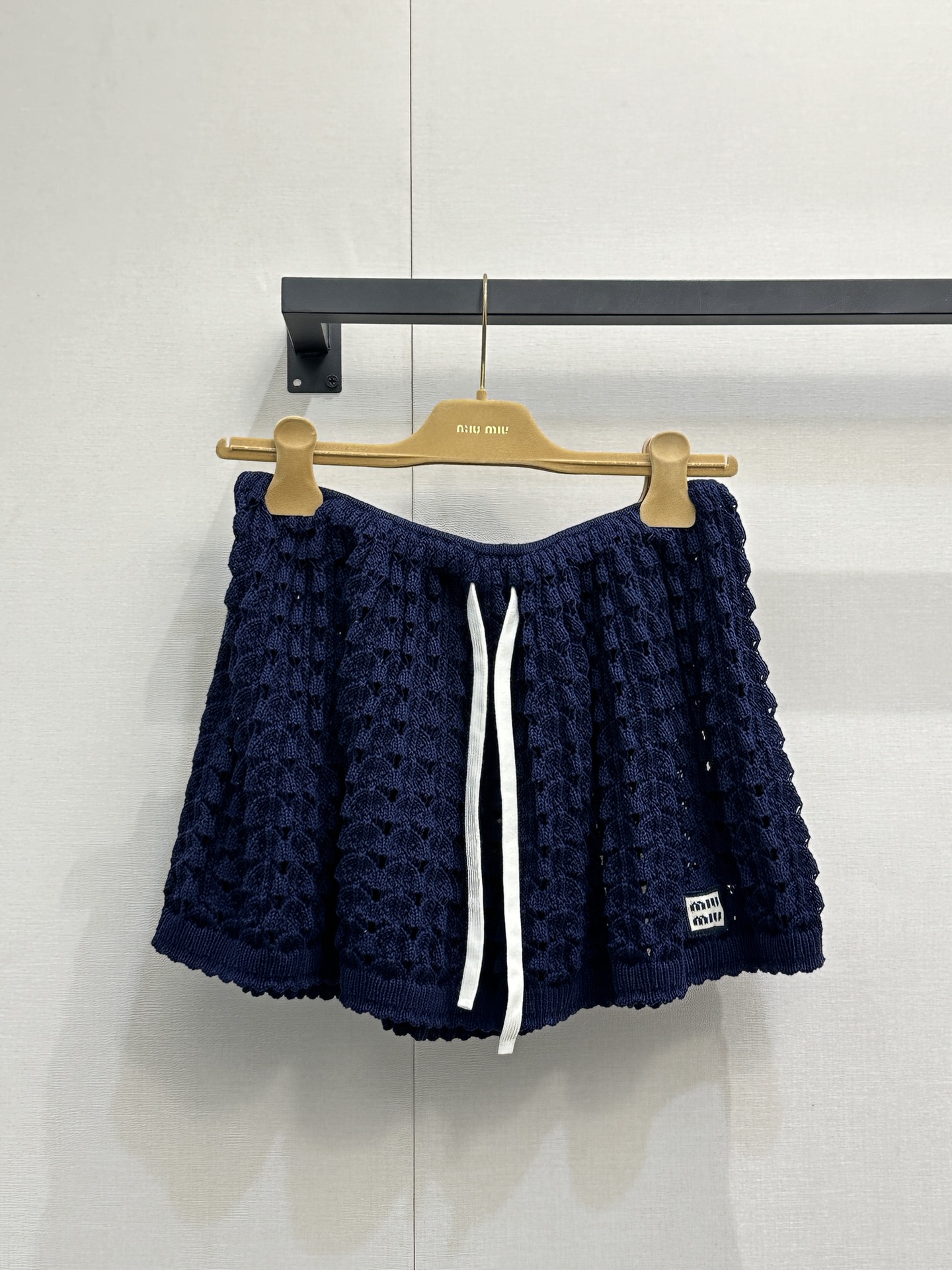 NO:795643,l 26 new Miu Miu dark blue hollow knitted suit. Dark blue hollow knitted Polo shirt [Wow R] is a classic Polo collar design. The dark blue tone is calm and high-end. The hollow knitting technology makes the whole dress breathable and light. It is not stuffy at all in summer ~ small logo on the chest  The embroidery is low-key and exquisite, and the ribbed cuff design on the cuffs and hem makes the fit more crisp and not loose. The bottom is a hollow knitted short skirt from the same series [Baji R]. The skirt is loose fit, and the waist drawstring design can be adjusted freely.  The elasticity and hollow texture echo the top, and the overall feeling is super strong ~ the skirt is slightly spread out, and the walking is light and playful. It is the perfect combination of 'college style + little sexy'. Actual shot of SML's big product, loro  piana,miumiu,skirts,19860909l 26新款 Miu Miu深蓝镂空针织套装 深蓝镂空针织 Polo 衫[哇R]是经典的 Polo 领设计,深蓝色调沉稳又高级,镂空针织工艺让整件衣服透气又轻盈,夏天穿完全不闷热～胸前的小 Logo 刺绣低调精致,袖口和下摆的罗纹收口设计,让版型更挺括,不会松垮.下装是同系列镂空针织短裙[吧唧R]裙子是宽松版型,腰部抽绳设计可以自由调节松紧,镂空纹理和上衣呼应,整体感超强～裙摆微微散开,走起路来轻盈又俏皮,完全就是“学院风+小性感”的完美结合体.SML大货实拍,,loro piana,miumiu,skirts,,Women's clothing