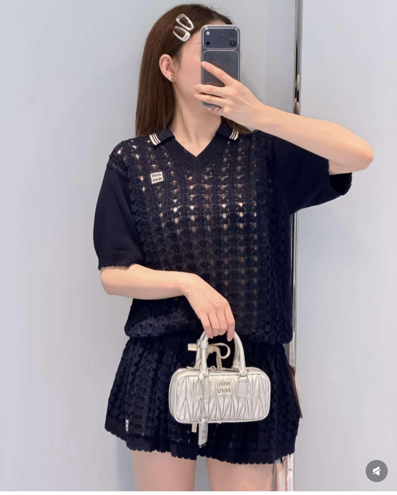NO:795646,26 new Miu Miu dark blue hollow knitted suit. Dark blue hollow knitted Polo shirt [Wow R] is a classic Polo collar design. The dark blue tone is calm and high-end. The hollow knitting technology makes the whole dress breathable and light. It is not stuffy at all in summer ~ small logo on the chest  The embroidery is low-key and exquisite, and the ribbed cuff design on the cuffs and hem makes the fit more crisp and not loose. The bottom is a hollow knitted short skirt from the same series [Baji R]. The skirt has a loose fit, and the waist drawstring design allows you to adjust the tightness freely.  The hollow texture echoes the top, and the overall feeling is super strong ~ the skirt is slightly spread out, and the walking is light and playful. It is the perfect combination of 'college style + little sexy'. SML,, miumiu, skirts,1986090926新款 Miu Miu深蓝镂空针织套装 深蓝镂空针织 Polo 衫[哇R]是经典的 Polo 领设计,深蓝色调沉稳又高级,镂空针织工艺让整件衣服透气又轻盈,夏天穿完全不闷热～胸前的小 Logo 刺绣低调精致,袖口和下摆的罗纹收口设计,让版型更挺括,不会松垮.下装是同系列镂空针织短裙[吧唧R]裙子是宽松版型,腰部抽绳设计可以自由调节松紧,镂空纹理和上衣呼应,整体感超强～裙摆微微散开,走起路来轻盈又俏皮,完全就是“学院风+小性感”的完美结合体.SML,,miumiu,skirts,,Women's clothing