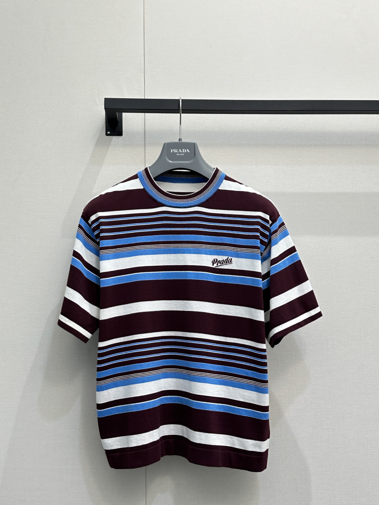 NO:795655,Pra* 26Ss new spring and summer round neck striped cotton short-sleeved sweater丨Exclusively developed by yb!  Top quality production!  Burgundy base + blue and white gradient stripes, retro and white, yellow-skinned sisters close their eyes and look in!  The cotton knitted fabric is soft and fufu, and it is very comfortable to wear next to the body. The design of dropped shoulder sleeves and a half-high round neck makes the shoulder and neck lines look particularly beautiful. It is very stylish when worn casually with overalls or pleated skirts. The small embroidery on the chest is low-key and high-end, and it is not flattering at all. It is the versatile king that you need in spring and summer!  Ready sale of S/M/L large quantities of goods, prada, skirts, T-shirts,19860909Pra* 26Ss春夏新款 圆领条纹棉质短袖针织衫丨独家yb开发！顶级高版出品！酒红底+蓝白渐变条纹,复古又显白,黄皮姐妹闭眼入！棉质针织面料软fufu的,贴身穿巨舒服,落肩袖+半高圆领的设计,把肩颈线条修饰得特别好看,随便搭个工装裤/百褶裙都超有范儿,胸口的小刺绣低调又高级,完全不挑身材,春夏刚需的百搭王就是它！现货发售S/M/L大货实拍,,prada,skirts,T-shirt,,Women's clothing