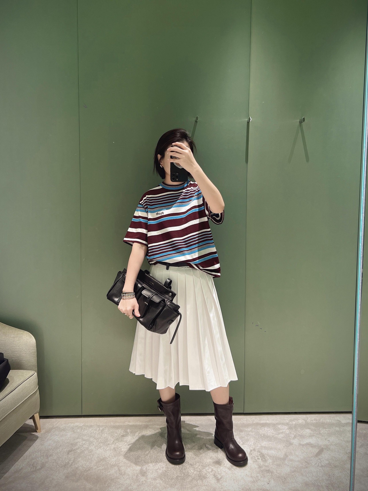 NO:795658,Pra* 26Ss new spring and summer round neck striped cotton short-sleeved sweater丨Exclusively developed by yb!  Top quality production!  Burgundy base + blue and white gradient stripes, retro and white, yellow-skinned sisters close their eyes and look in!  The cotton knitted fabric is soft and fufu, and it is very comfortable to wear next to the body. The design of dropped shoulder sleeves and a half-high round neck makes the shoulder and neck lines look particularly beautiful. It is very stylish when worn casually with overalls or pleated skirts. The small embroidery on the chest is low-key and high-end, and it is not flattering at all. It is the versatile king that you need in spring and summer!  Ready for sale S/M/L,,prada,skirts,T-shirt,19860909Pra* 26Ss春夏新款 圆领条纹棉质短袖针织衫丨独家yb开发！顶级高版出品！酒红底+蓝白渐变条纹,复古又显白,黄皮姐妹闭眼入！棉质针织面料软fufu的,贴身穿巨舒服,落肩袖+半高圆领的设计,把肩颈线条修饰得特别好看,随便搭个工装裤/百褶裙都超有范儿,胸口的小刺绣低调又高级,完全不挑身材,春夏刚需的百搭王就是它！现货发售S/M/L,,prada,skirts,T-shirt,,Women's clothing