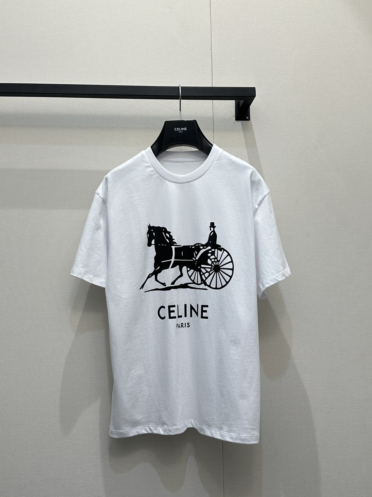 NO:795672,*26new Carriage print letter round neck short sleeve classic brand horse carriage pattern brand letter logo on the chest for decoration, easy to own a high-end and simple outfit!  Exclusively customized imported yb cotton material, slightly loose shoulder cut, round neck just exposing the shoulder and neck lines, both men and women have a sense of relaxation, it is a super high-end item that looks great when worn alone or layered!  1:1 Awesome version, the latest spring and summer items, look out for the exclusive high version SML, real shots of large products, T-shirt,19860909*26new马车印花字母圆领短袖胸前经典品牌马车图案品牌字母徽标logo做装饰,高级简洁穿搭轻松拥有！ 独家定制进口yb棉材质,微宽松落肩剪裁,圆领刚好露出肩颈线条,男女穿都有松弛感,单穿叠搭都超好看高级的单品！1:1超赞版型,春夏最新单品 认准独家高版本 SML 大货实拍,,T-shirt,,Women's clothing