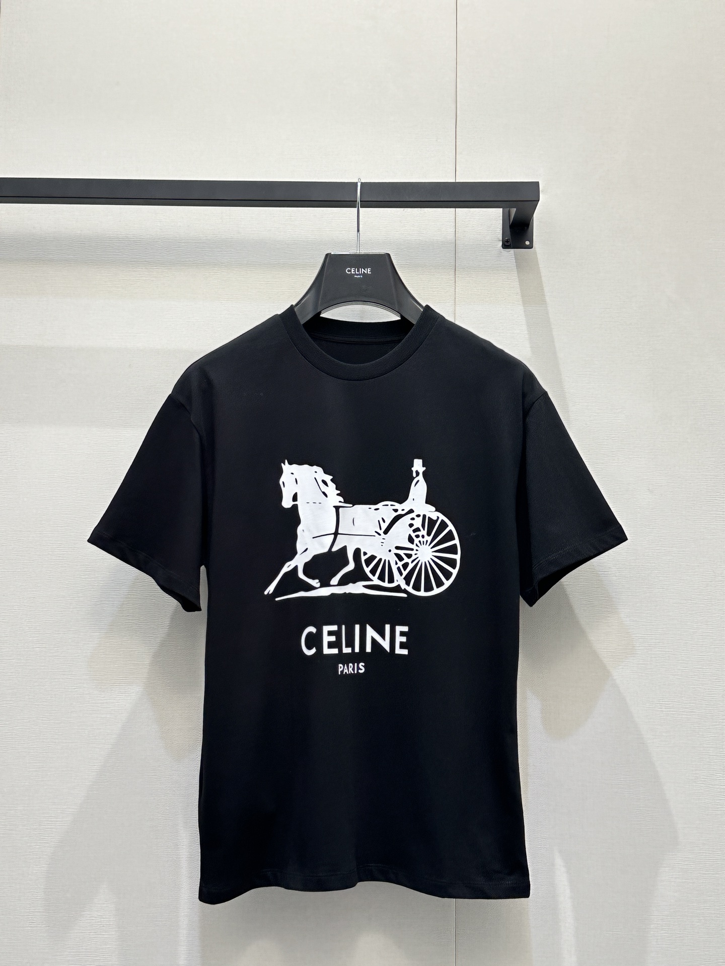 NO:795668,*26new Carriage print letter round neck short sleeve classic brand horse carriage pattern brand letter logo on the chest for decoration, easy to own a high-end and simple outfit!  Exclusively customized imported yb cotton material, slightly loose shoulder cut, round neck just exposing the shoulder and neck lines, both men and women have a sense of relaxation, it is a super high-end item that looks great when worn alone or layered!  1:1 awesome version, the latest spring and summer items, look out for the exclusive high version, SML real shots of large products, T-shirt,19860909*26new马车印花字母圆领短袖胸前经典品牌马车图案品牌字母徽标logo做装饰,高级简洁穿搭轻松拥有！ 独家定制进口yb棉材质,微宽松落肩剪裁,圆领刚好露出肩颈线条,男女穿都有松弛感,单穿叠搭都超好看高级的单品！1:1超赞版型,春夏最新单品 认准独家高版本 SML大货实拍,,T-shirt,,Women's clothing