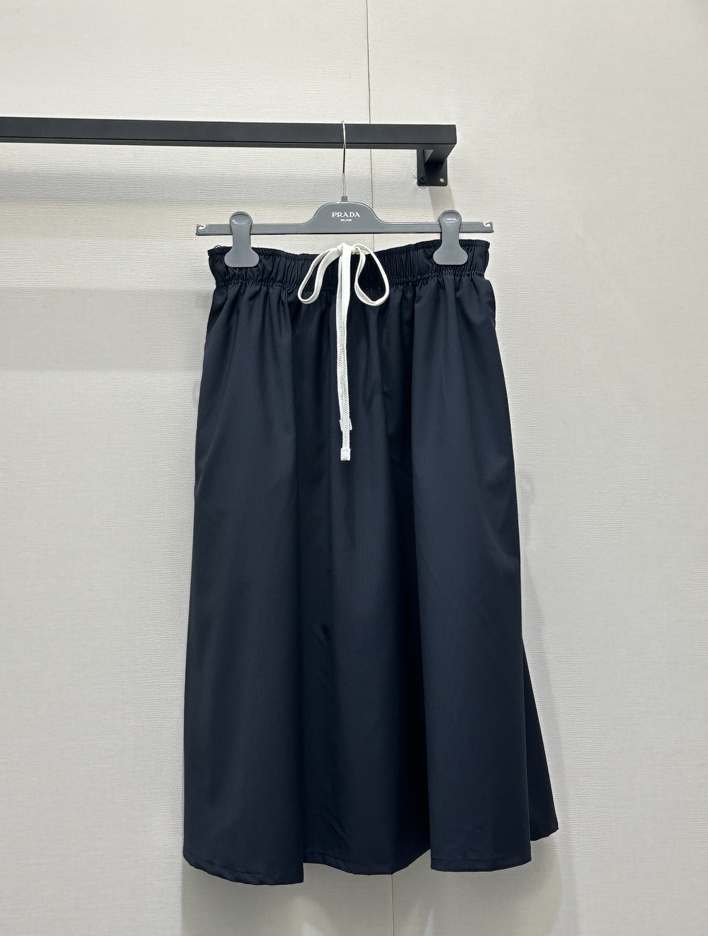 NO:796118,PRADA2026 new casual skirt. Customized YB. Stiff and stylish. Adds a sense of casual fashion to workwear. The logo makes the visual effect richer and highlights the trend positioning. A series of value-added items can be matched with this skirt. There are two large pockets at the back and a complete set of upper body. The best choice for daily leisure. Fashionable and Western-style. Customized fabrics and accessories. Look for the version. High version, real shot, prada, skirts,19860909PRADA2026新品休闲半身裙 定制YB 挺括有型 增添工装休闲时尚感 徽标让视觉效果更显丰富 彰显潮流定位 一系列的增值都可以搭配这条半裙,后面有两个大大的口袋,成套上身 日常休闲的不二之选 时髦洋气 定制面辅料 认准版本 高版本大货实拍,,prada,skirts,,Women's clothing