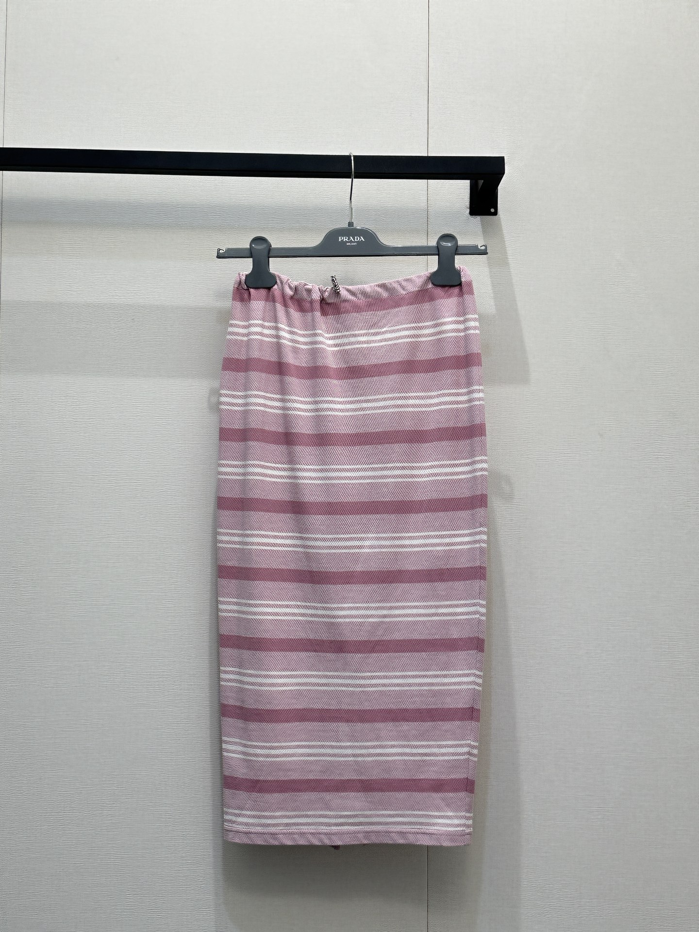 NO:796095,(Skirt) Prad*26new piqué cotton striped skirt with letter triangle logo. The lapel polo style upper body modifies the shoulder and neck lines. The texture is great!  Exclusively customized with yb imported cotton material, the dressing style is changeable ~ daily matching with various bottoms, easy and stress-free!  It is a very good combination to wear alone or layered. ootd 1:1 awesome version, the latest summer item, look for the exclusive high version. Ready-made SML real shots of large products, prada, skirts,19860909（裙子）Prad*26new 字母三角标珠地棉条纹半身裙 翻领polo版型上身修饰肩颈线条,质感超赞！独家定制yb进口棉材质,穿搭风格多变～日常搭配各种下装,轻松无压力！单穿叠搭都是非常不错的搭配ootd 1:1超赞版型,夏季最新单品,认准独家高版本 现货 SML大货实拍,,prada,skirts,,Women's clothing