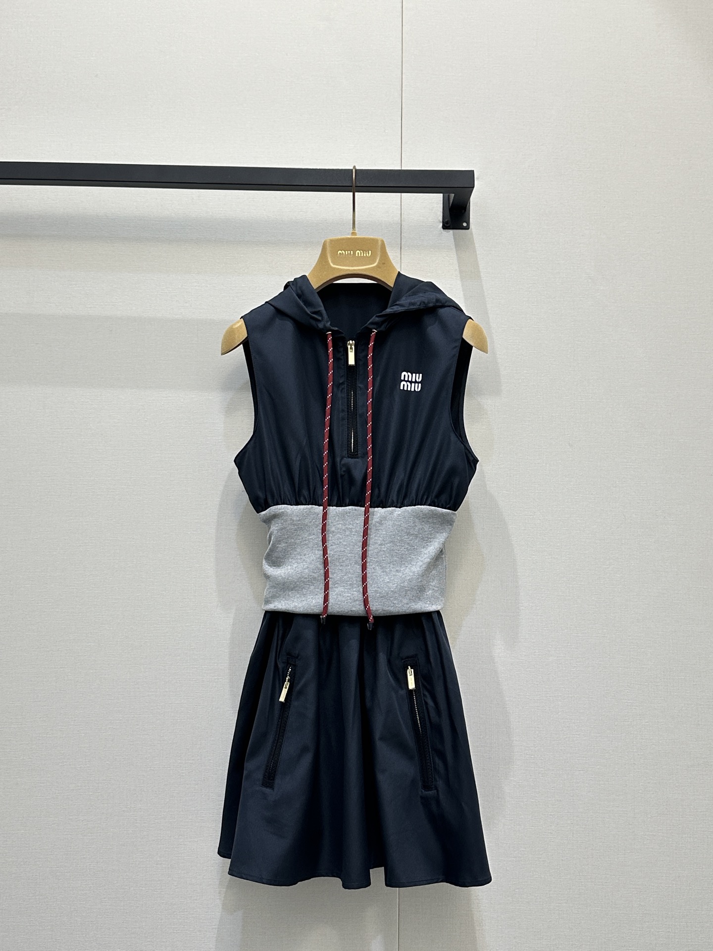 NO:796100,Miu  Miu26's new navy blue color-blocked hooded dress unlocks a new sweet and cool casual look. The navy blue base is combined with a light gray knitted waistband. The red and white contrasting drawstrings embellish the hood. The zipper pocket design is exquisite and practical. The sleeveless vest version is equipped with an A-line hem. The upper body is light and slim, and has a sense of age-reducing vitality. Whether it is daily  Whether you go out often or go on vacation, you can go out with one set without any pressure. It is an atmospheric item that combines comfort and high-end feeling in spring and autumn. The gray patchwork waistband + red and white drawstring are the finishing touch. It has a casual and sports style, and it is easy to capture the spring and autumn atmosphere. Real photos of large products,, miumiu, skirts, hats,19860909Miu Miu26新款藏青拼色连帽连衣裙,解锁甜酷休闲新穿搭,藏青基底拼浅灰针织收腰腰封,红白撞色抽绳点缀连帽,拉链口袋设计精致又实用,无袖背心版型搭配A字伞摆,上身轻盈显瘦,自带减龄活力感,无论是日常出街还是度假游玩,一套直接出门毫无压力,是春秋季兼顾舒适与高级感的氛围感单品,灰拼腰封+红白抽绳超点睛,休闲运动风拉满,轻松拿捏春秋氛围感.大货实拍,,miumiu,skirts,hats,,Women's clothing