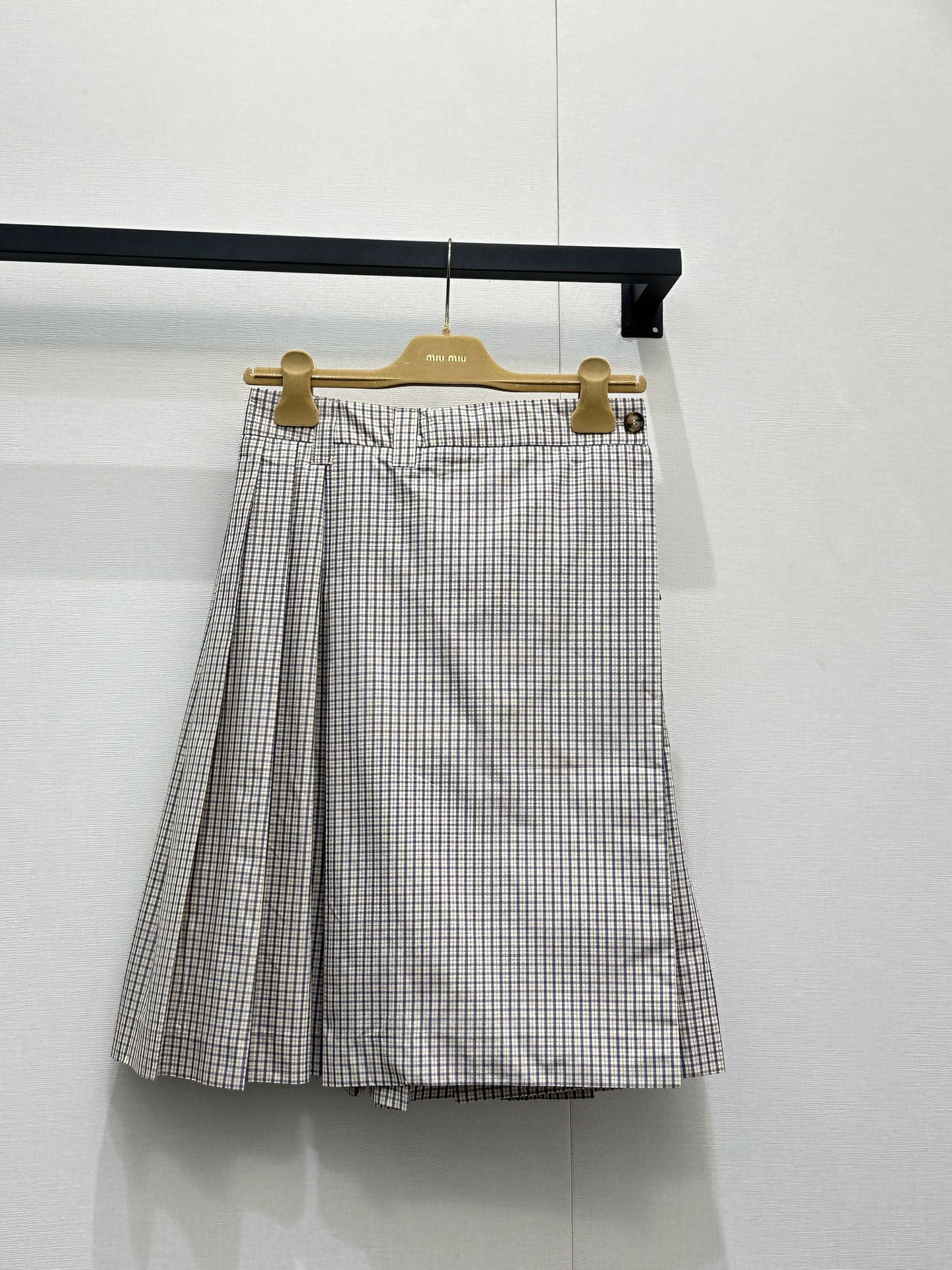 NO:796117,*26new Beige plaid mid-skirt with appliqué embroidery letters and light brown beige plaid brings a sense of luxury. The A-line patch design makes the upper body neat and elegant. The workwear-style pockets add a casual style. The details are full of details. Exclusively customized imported yb cotton material. The three-dimensional cutting upper body makes the upper body look slimmer and more advanced!  Pair it with various items at will, and instantly transform into a sweet and cool girl. You can easily become the center of attention when going out or going on a date. It is a must-have item for fashion lovers ~ 1:1 awesome version, the latest item in early spring, look for the exclusive high version SML real shots of large products,,skirts,19860909*26new贴布绣字母米棕色格纹中裙浅棕米棕色格纹自带高级感,A字版型搭片设计上身利落大方,工装风口袋增添随性格调,细节感拉满独家定制进口yb棉材质,立体裁剪版型上身显瘦显高级！随意搭配各类单品,瞬间化身甜酷少女,日常出街还是约会,都能轻松成为焦点,妥妥的时尚宠儿必备单品～1:1超赞版型,早春最新单品,认准独家高版本 SML大货实拍,,skirts,,Women's clothing