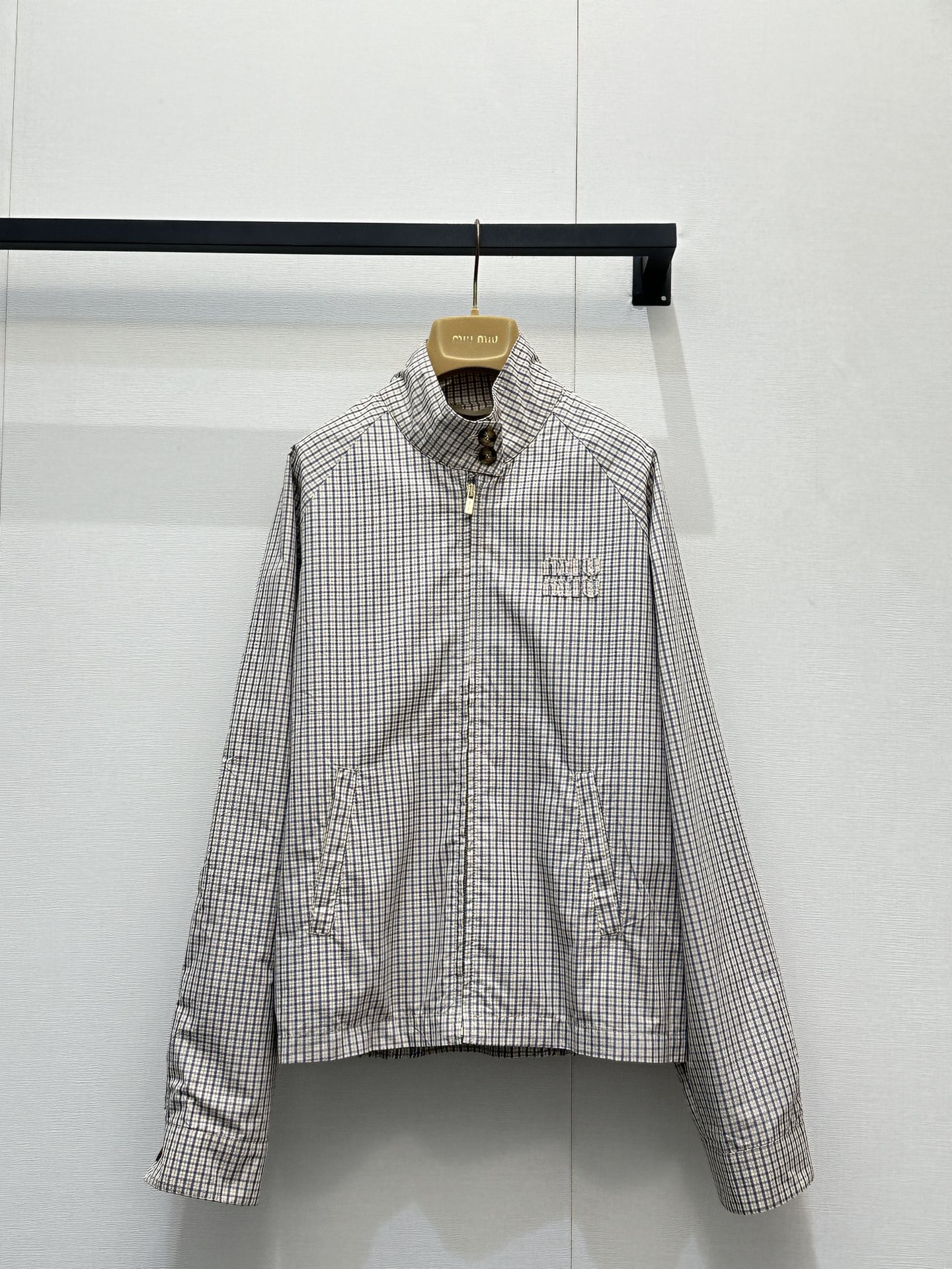 NO:796094,*26new Beige plaid mid-skirt with appliqué embroidery letters and light brown beige plaid brings a sense of luxury. The A-line patch design makes the upper body neat and elegant. The workwear-style pockets add a casual style. The details are full of details. Exclusively customized imported yb cotton material. The three-dimensional cutting upper body makes the upper body look slimmer and more advanced!  Pair it with various items at will, and instantly transform into a sweet and cool girl. You can easily become the center of attention when going out or going on a date. It is a must-have item for fashion lovers ~ 1:1 awesome version, the latest item in early spring, look for the exclusive high version SML real shots of large products,,skirts,19860909*26new贴布绣字母米棕色格纹中裙浅棕米棕色格纹自带高级感,A字版型搭片设计上身利落大方,工装风口袋增添随性格调,细节感拉满独家定制进口yb棉材质,立体裁剪版型上身显瘦显高级！随意搭配各类单品,瞬间化身甜酷少女,日常出街还是约会,都能轻松成为焦点,妥妥的时尚宠儿必备单品～1:1超赞版型,早春最新单品,认准独家高版本 SML大货实拍,,skirts,,Women's clothing