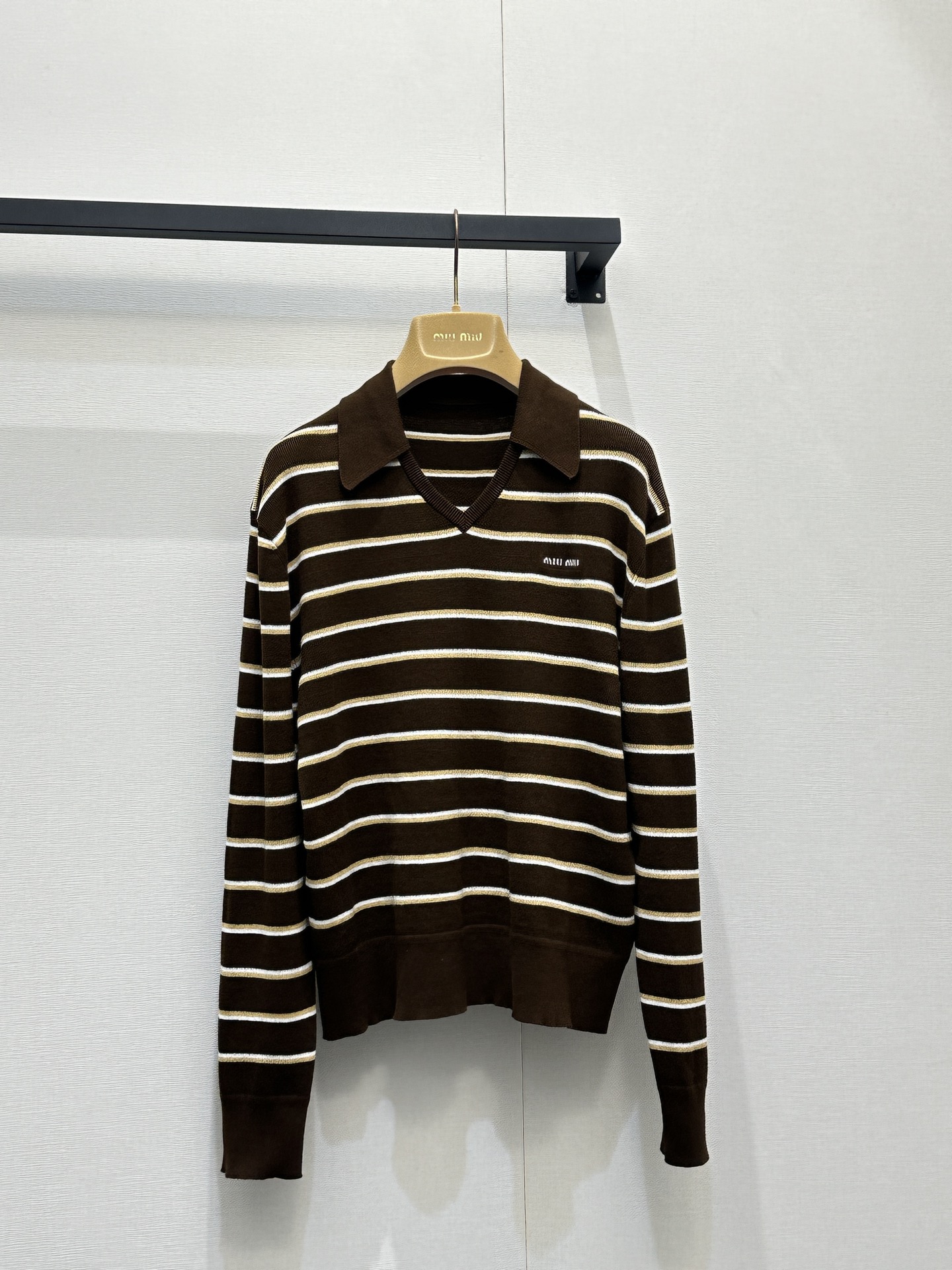 NO:796111,*26new logo letter coffee color striped lapel V-neck sweater has a loose fit upper body to modify the proportion of the body line, wear alone and layered yyds!  The age-reducing college atmosphere is full of coffee and white color upper body with a restrained and high-end atmosphere!  Exclusively customized imported yb cotton material, contrasting small letter logo embroidery on the chest, lapel V-neck style upper body to modify the slender neck, completely online texture ~ versatile and easy-to-match single item, universally matched with various outfits 1:1 awesome version, the latest item in spring and summer, look for the exclusive high version SML real shot of large goods,,sweaters,19860909*26new徽标字母咖色条纹翻领V领毛衣宽松版型上身修饰身线比例,单穿叠搭yyds！减龄学院气息十足咖白配色上身自带内敛高级气息！独家定制进口yb棉材质,胸前撞色小字母徽标刺绣点缀,翻领V领版型上身修饰脖颈纤细,质感完全在线～百搭不挑人单品,万能搭配各种穿搭1:1超赞版型,春夏最新单品,认准独家高版本 SML大货实拍,,sweaters,,Women's clothing