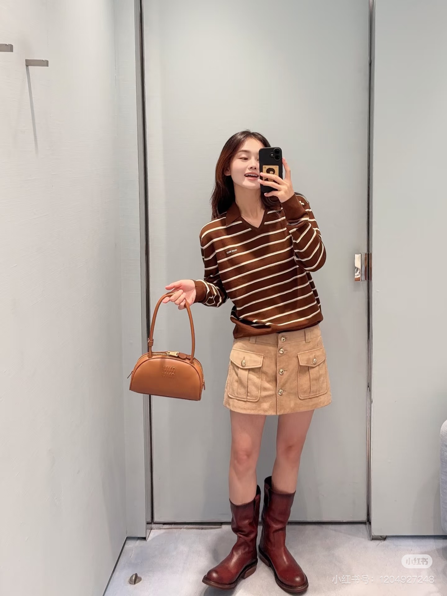NO:796114,*26new logo letter coffee color striped lapel V-neck sweater has a loose fit upper body to modify the proportion of the body line, wear alone and layered yyds!  The age-reducing college atmosphere is full of coffee and white color upper body with a restrained and high-end atmosphere!  Exclusively customized imported yb cotton material, contrasting small letter logo embroidery on the chest, lapel V-neck style upper body to modify the slender neck, completely online texture~Versatile and not picky item, universally matched with various outfits 1:1 awesome version, the latest item for spring and summer, look out for the exclusive high version SML,,sweaters,19860909*26new徽标字母咖色条纹翻领V领毛衣宽松版型上身修饰身线比例,单穿叠搭yyds！减龄学院气息十足咖白配色上身自带内敛高级气息！独家定制进口yb棉材质,胸前撞色小字母徽标刺绣点缀,翻领V领版型上身修饰脖颈纤细,质感完全在线～百搭不挑人单品,万能搭配各种穿搭1:1超赞版型,春夏最新单品,认准独家高版本 SML,,sweaters,,Women's clothing