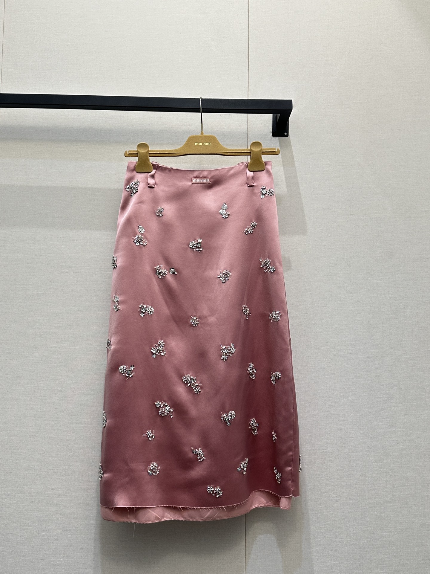 NO:796102,(Skirt) (It is normal for heavy-duty silk models to have snags. Don’t buy it if you don’t mind.) *26new Heavy-duty diamond-made acetate camisole is made of hand-stitched sequins. The front and back are sewn with flower elements. It brings a gentle and elegant atmosphere when layered and worn alone~ Exclusively customized imported yb acetate blended material, logo letter pattern design on the chest, simple and elegant!  A style that can be easily worn for daily commuting or casual outings!  1:1 Awesome version, the latest spring and summer items, look for exclusive high-end versions, ready-made SML products, real shots, skirts, real silk,19860909（半裙）（ 重工真丝款有抽丝现象属于正常现象 介意着勿下）*26new重工订钻醋酸吊带背心整件做手工缝钻亮片工艺,正反都做花朵元素缝钻设计,叠搭单穿都是自带温柔优雅气息～ 独家定制进口yb醋酸混纺材质,胸前徽标字母图案设计,简洁不失大方！日常通勤或休闲外出都能轻松自如驾驭的风格！1:1超赞版型,春夏最新单品,认准独家高版本 现货 SML大货实拍,,skirts,real silk,,Women's clothing