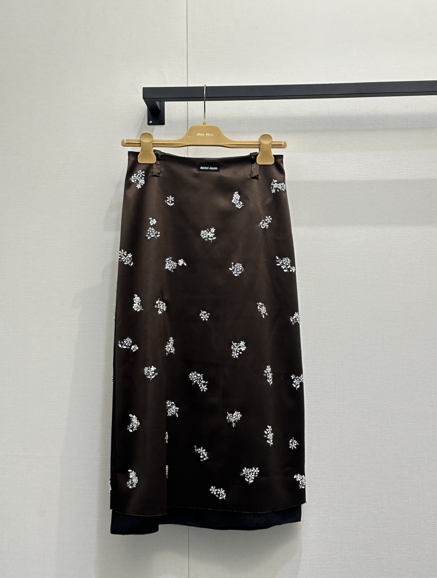 NO:796096,(Skirt) (It is normal for heavy-duty silk models to have snags. Don’t buy it if you don’t mind.) *26new Heavy-duty diamond-made acetate camisole is made of hand-stitched sequins. The front and back are sewn with flower elements. It brings a gentle and elegant atmosphere when layered and worn alone~ Exclusively customized imported yb acetate blended material, logo letter pattern design on the chest, simple and elegant!  A style that can be easily worn for daily commuting or casual outings!  1:1 Awesome version, the latest spring and summer items, look for exclusive high-end versions, ready-made SML products, real shots, skirts, real silk,19860909（半裙）（ 重工真丝款有抽丝现象属于正常现象 介意着勿下）*26new重工订钻醋酸吊带背心整件做手工缝钻亮片工艺,正反都做花朵元素缝钻设计,叠搭单穿都是自带温柔优雅气息～ 独家定制进口yb醋酸混纺材质,胸前徽标字母图案设计,简洁不失大方！日常通勤或休闲外出都能轻松自如驾驭的风格！1:1超赞版型,春夏最新单品,认准独家高版本 现货 SML大货实拍,,skirts,real silk,,Women's clothing