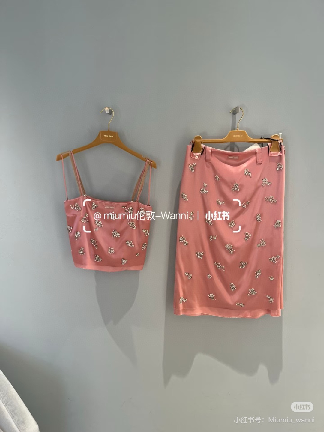 NO:796099,(Skirt) (It is normal for heavy-duty silk models to have snags. Don’t buy it if you don’t mind.) *26new Heavy-duty diamond-made acetate camisole is made of hand-stitched sequins. The front and back are sewn with flower elements. It brings a gentle and elegant atmosphere when layered and worn alone~ Exclusively customized imported yb acetate blended material, logo letter pattern design on the chest, simple and elegant!  A style that can be easily worn for daily commuting or casual outings!  1:1 awesome version, the latest spring and summer items, look out for exclusive high-end versions in stock SML, skirts, real silk,19860909（半裙）（ 重工真丝款有抽丝现象属于正常现象 介意着勿下）*26new重工订钻醋酸吊带背心整件做手工缝钻亮片工艺,正反都做花朵元素缝钻设计,叠搭单穿都是自带温柔优雅气息～ 独家定制进口yb醋酸混纺材质,胸前徽标字母图案设计,简洁不失大方！日常通勤或休闲外出都能轻松自如驾驭的风格！1:1超赞版型,春夏最新单品,认准独家高版本 现货 SML,,skirts,real silk,,Women's clothing
