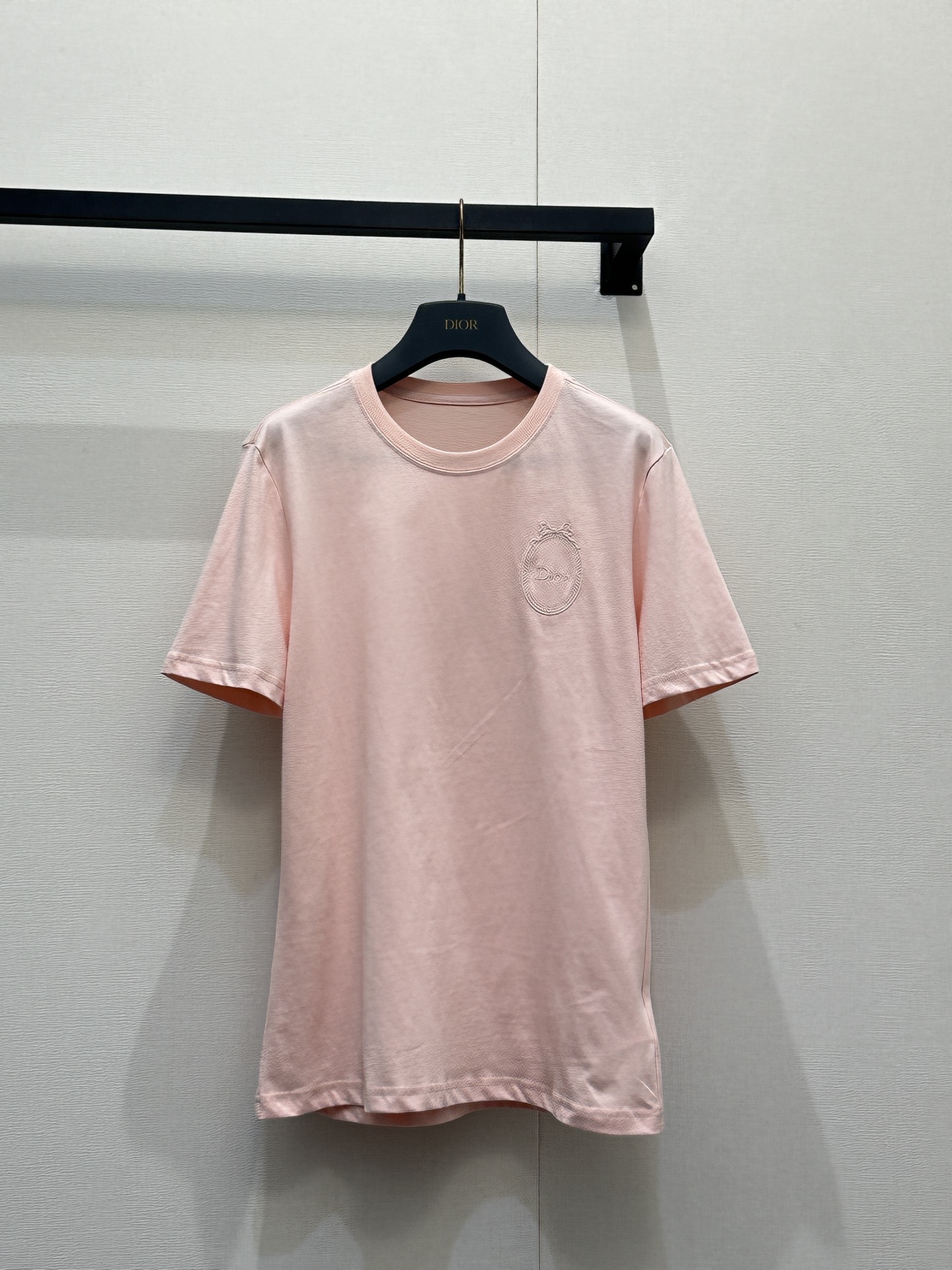 NO:796700,Dior's clean and elegant style with bow oval logo embroidery, round neck and short sleeves combines romance and luxury just right. The embroidery pattern on the chest is embellished on the body, adding more different levels of beauty to the overall look!  Exclusively customized imported yb cotton material, the upper body is white and fashionable in pink and blue color. The oval letter embroidery pattern on the chest is completely online with all the small details. The regular-shoulder upper body has a modified body line proportion. It is easy to wear alone and layered without going wrong!  1:1 awesome version, the latest items in early spring, look out for the exclusive high version, SML real shots of large products, dior, T-shirt,19860909dior蝴蝶结椭圆标刺绣圆领短袖干净大气的款式将浪漫与高级揉得恰到好处,胸前刺绣纹样缀在衣身,为整体造型增添了更多不同层次美感！独家定制进口yb棉材质,粉蓝配色上身显白又时尚,胸前椭圆标字母刺绣图案各种小细节完全在线,正肩常规版型上身修饰身线比例,单穿叠搭轻松不出错！1:1超赞版型,早春最新单品,认准独家高版本 SML大货实拍,,dior,T-shirt,,Women's clothing