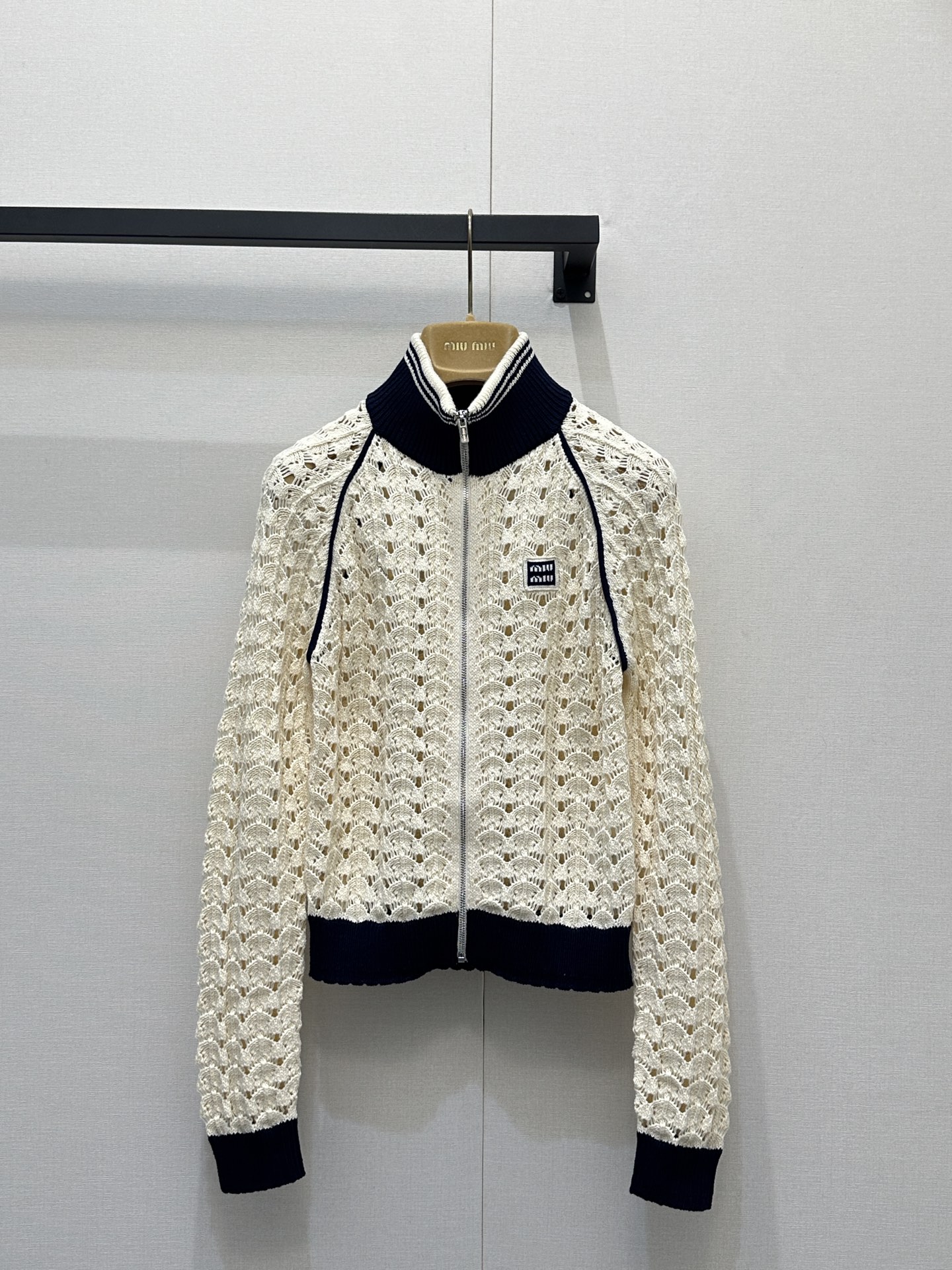 NO:796673,Miumi* 26Ss early spring new style micro-label stand collar hollow knitted cardigan丨Exclusively developed by yb!  High quality production!  We select soft waxy wool yarn and crochet it by hand to create a transparent scallop-shaped hollow texture, which reveals a delicate sense of breathing under the light and shadow. The contrasting ribbed stand-up collar and cuffs outline a neat outline, and the square micro-mark on the chest low-key points out the identity. The fully opened zipper design allows it to be worn as a jacket or as an inner layer. Available in stock S/M/L, large quantities, real shots,, miumiu, jackets & coats,19860909Miumi* 26Ss早春新款 微标立领镂空针织开衫丨独家yb开发！高版出品！甄选软糯羊毛纱线,手工钩织出通透的扇贝形镂空纹理,在光影下透出细腻的呼吸感.撞色罗纹立领与袖口勾勒利落轮廓,胸口的方形微标低调点明身份,拉链全开的设计让它既能作为外套,也能作为内搭叠穿.现货发售S/M/L大货实拍,,miumiu,jackets & coats,,Women's clothing