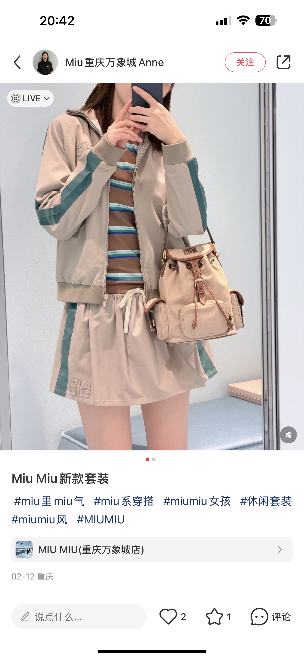 NO:799601,(Coat) Miu* 26Ss early spring new khaki logo retro zipper jacket jacket and skirt suit丨Exclusively developed by yb!  Top quality production!  Stand collar zipper design, contrasting dark green stripes on the sides, three-dimensional logo embroidery on the chest, loose and dropped shoulders, casual and recognizable. Same color drawstring elastic waist, A-line micro-puffed version, side stripes echo the jacket, and embroidered logo on the hem, the sweet and cool balance is just right. Easily capture the relaxed atmosphere of 'a wealthy daughter goes to school'. Available in stock S/M/L,,miumiu,skirts,jackets & coats,jackets & coats,19860909（外套） Miu* 26Ss早春新款 卡其色徽标复古拉链夹克外套半裙套装丨独家yb开发！顶级高版出品！立领拉链设计,侧边墨绿条纹撞色,胸口立体徽标刺绣,宽松落肩剪裁,随性又有辨识度.同色系抽绳松紧腰,A字微蓬版型,侧边条纹呼应外套,下摆刺绣Logo,甜酷平衡得刚好.轻松拿捏“富家千金放学路”的松弛氛围.现货发售S/M/L,,miumiu,skirts,jackets & coats,jackets & coats,,Women's clothing