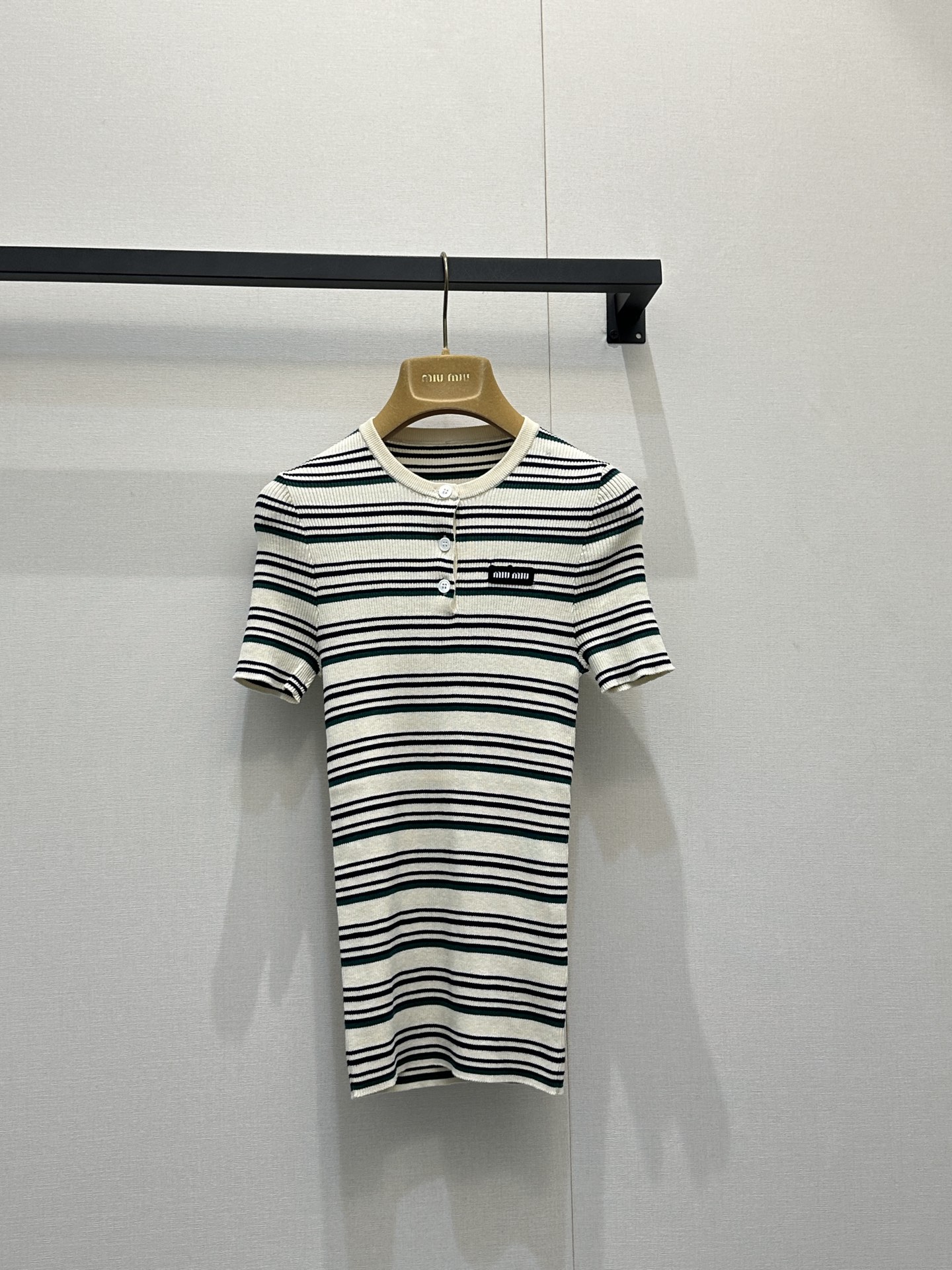 NO:796681,MiuMi* 26SS new style early spring slim-fitting striped short-sleeved top | Exclusively developed by yb!  High quality production!  The selected wool cashmere is skin-friendly, breathable and has a crisp texture. The slim tailoring outlines a neat figure, cleverly blending the girl's delicate and light luxury style. The contrasting stripes are retro and eye-catching, and the classic collar design is paired with metal buttons. The collar and stripe colors form a layered echo, showing exquisite details. The iconic brand logo on the left chest is a low-key identity and the finishing touch of the brand's genes. Ready for sale S/M/L large quantities of real shots, miumiu, T-shirt,19860909MiuMi* 26SS早春新款 修身条纹短袖上衣丨独家yb开发！高版出品！精选羊毛羊绒亲肤透气且质感挺括,修身剪裁勾勒出利落身形,将少女的娇俏与轻奢格调巧妙融合.撞色条纹复古吸睛,经典回领设计搭配金属质感纽扣,领口与条纹色彩形成层次呼应,尽显精致细节.左胸处标志性的品牌徽标,低调彰显身份,是品牌基因的点睛之笔.现货发售S/M/L大货实拍,,miumiu,T-shirt,,Women's clothing