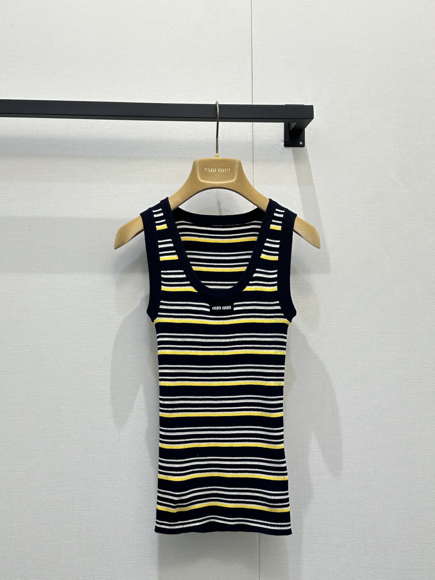 NO:796687,Miu* 26Ss early spring new style micro-label contrasting striped knitted vest丨Exclusively developed by yb!  Top quality production!  Perfectly blending retro college style with modernity. The navy blue background is paired with yellow and white contrasting pinstripes, which is visually neat and white. The high-stretch strip fabric is comfortable and breathable, and the wide shoulder strap design modifies the shoulder line. It is smart and neat to wear alone, and layered with a white T to add layering. Freely switch between workplace and leisure scenes. Spot sale S/M/L large goods real shot,, miumiu,19860909Miu* 26Ss早春新款 微标撞色条纹针织背心丨独家yb开发！顶级高版出品！将复古学院风与现代感完美融合.藏青底色搭配黄白撞色细条纹,视觉上利落又显白.高弹坑条面料舒适透气,宽肩带设计修饰肩线,单穿干练利落,内搭白T叠穿更添层次,职场与休闲场景自由切换.现货发售S/M/L大货实拍,,miumiu,,Women's clothing