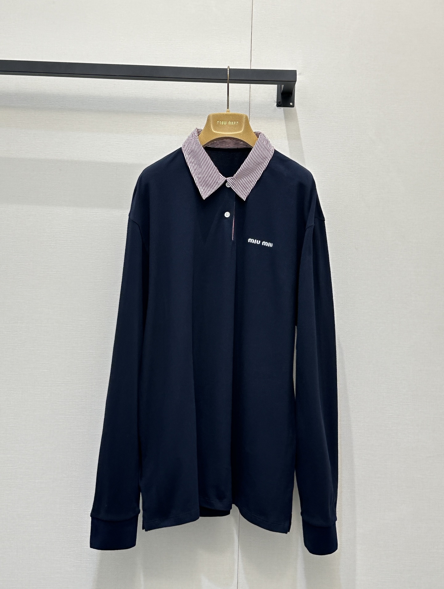 NO:796693,Miu Mi* 26Ss early spring new style micro-label embroidery contrasting color lapel long-sleeved POLO shirt | Exclusively developed by yb!  Top quality production!  With deep navy blue as the background color, the red and white pinstripe lapels instantly brighten the overall look, injecting full of college vitality. The letter embroidery on the chest is low-key and exquisite, the loose shoulder style is friendly to all body shapes, and the soft and waxy cotton fabric is both warm and translucent.  Temperament. Pair the lower body with shorts to play with the bottom, or pair it with jeans to create a casual and relaxed feeling. It can easily become the sweet and cool focus of early spring. Ready-made S/M/L large goods, real shots,,miumiu,shorts,jeans,19860909Miu Mi* 26Ss早春新款 微标刺绣撞色翻领长袖POLO衫丨独家yb开发！顶级高版出品！以深邃藏蓝为底色,红白细条纹翻领瞬间点亮整体造型,注入满满的学院活力.胸前的字母刺绣低调精致,宽松落肩版型对各种身形都很友好,软糯的棉质面料兼具保暖性与透气性.下身搭配短裤玩下衣失踪,或是配牛仔裤打造随性松弛感,都能轻松成为早春的甜酷焦点.现货发售S/M/L大货实拍,,miumiu,shorts,jeans,,Women's clothing