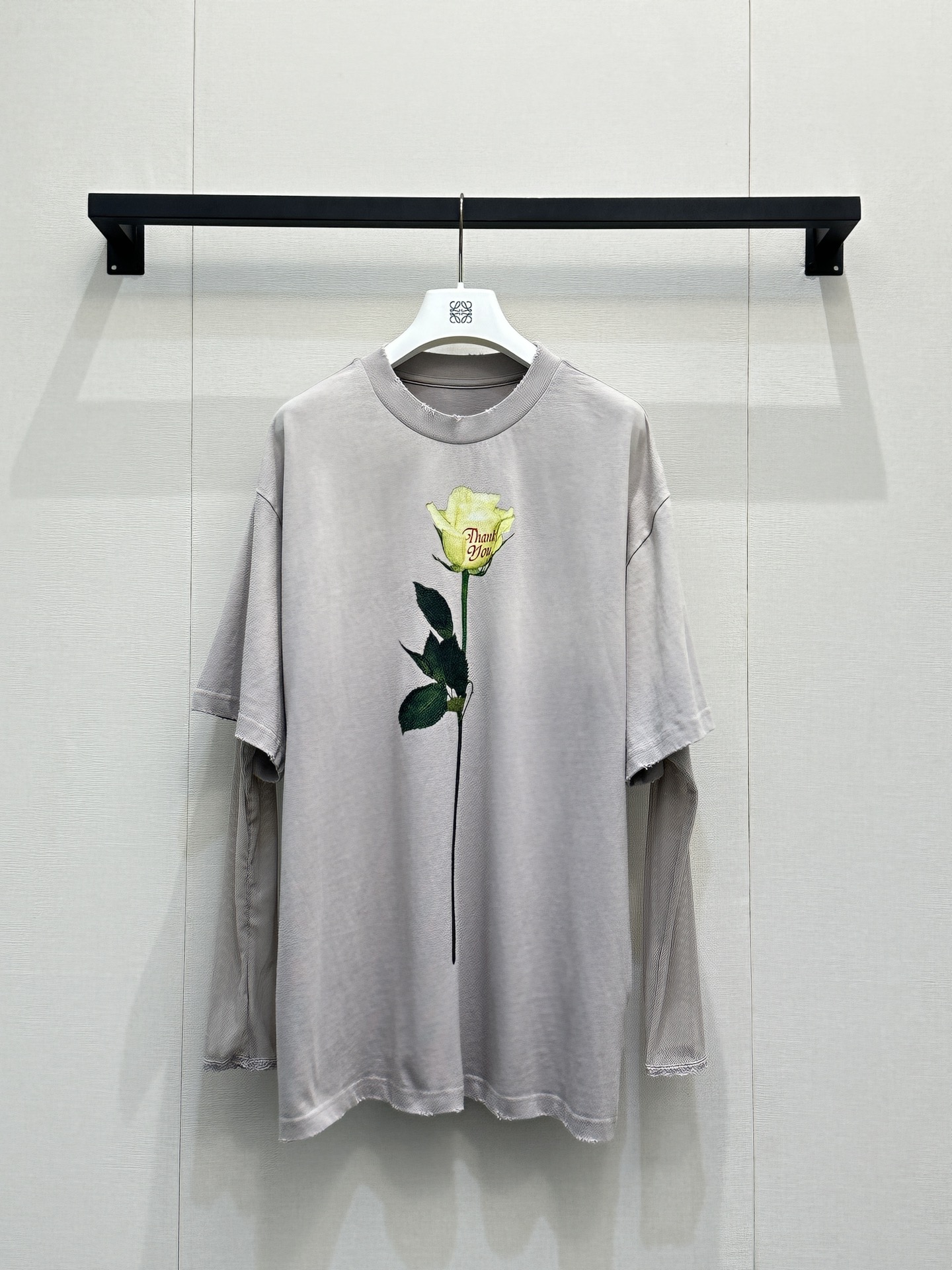 NO:796705,*26new yellow rose printed fake two-piece loose long-sleeved chest uses high-definition digital direct-injection rose printing, with a high degree of color reproduction!  The same version for both men and women is versatile ~ Exclusively customized imported yb cotton material, with clear three-dimensional flowers on the chest and handwritten English embellishment on the back neckline. The hem and cuffs are handmade with raw edges, blending the lazy and casual street style with romantic floral elements!  1:1 Awesome version, the latest item in early spring, look for the exclusive high version, in stock, SML large quantities, real shots,19860909*26new黄玫瑰印花假两件宽松长袖胸前采用高清数码直喷玫瑰印花,图案色彩还原度高！男女同款版型百搭不挑人～ 独家定制进口yb棉材质,胸前花朵清晰立体后领口手写体英文点缀,衣摆与袖口处做了手工毛边处理,将慵懒随性的街头风格与浪漫的花卉元素融合！1:1超赞版型,早春最新单品,认准独家高版本 现货 SML大货实拍,,,Women's clothing