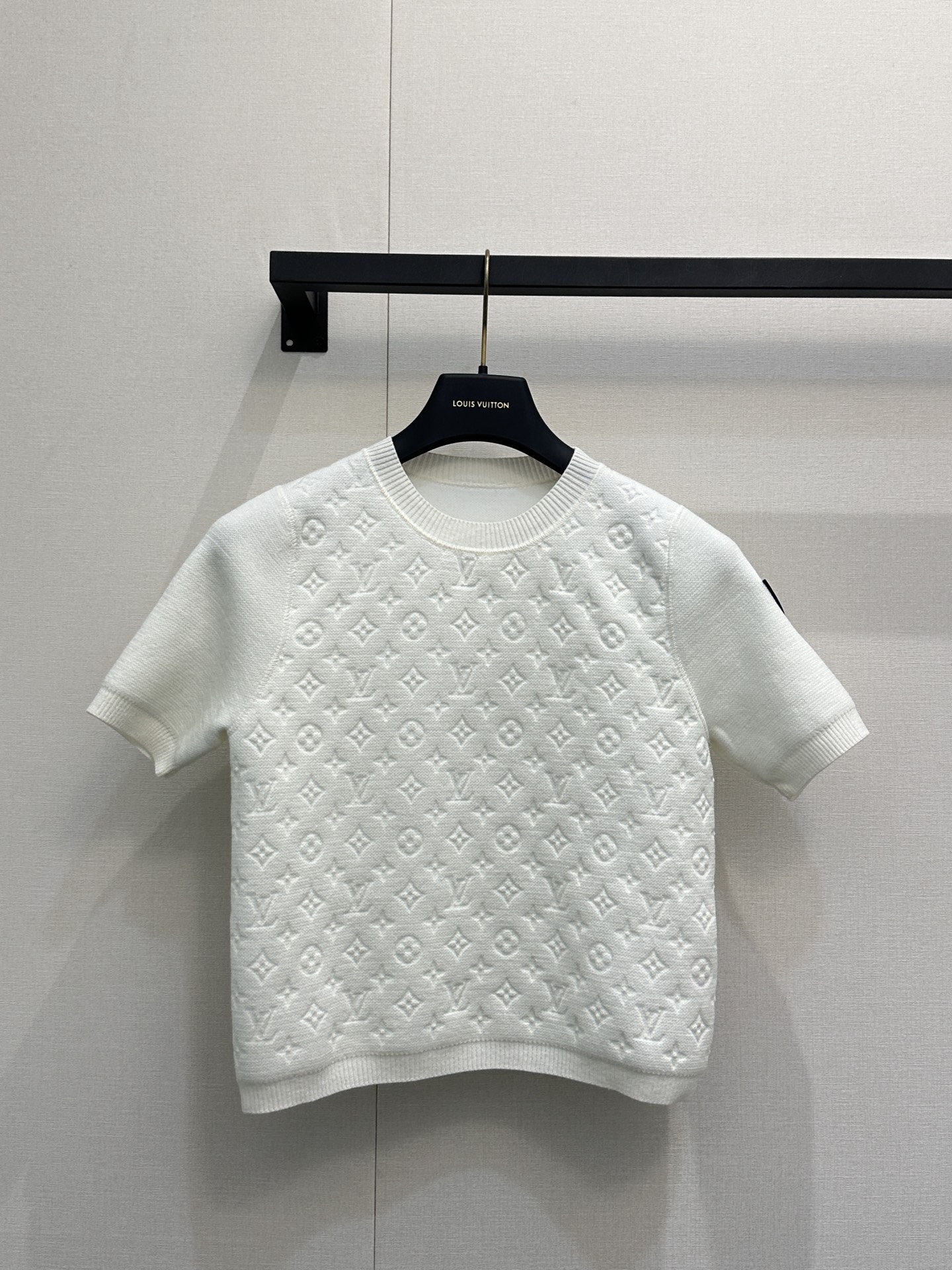 NO:796688,LOUISVITTON2026 spring and summer jacquard short-sleeved T-shirt, soft and elastic. Fully printed LV presbyopia jacquard, with a strong three-dimensional effect and perfect details!  The round neck design is simple and elegant, and the cuffs have brand logo patches, which make it highly recognizable. It can be worn alone or layered with it. It can be easily used in daily casual and light luxury occasions. It is a must-have and versatile item in the summer wardrobe!  SML real shots of large goods,,louis vuitton,louis vuitton,T-shirt,tees,t-shirt,19860909LOUISVITTON2026春夏提花短袖T恤,柔软有弹性.满印LV老花提花,立体感超强,细节满分！圆领设计简约大方,袖口品牌标识贴布,辨识度UP 单穿或内搭都很OK,日常休闲、轻奢场合都能轻松驾驭,是夏季衣橱必备百搭单品！SML大货实拍,,louis vuitton,louis vuitton,T-shirt,tees，t-shirt,,Women's clothing