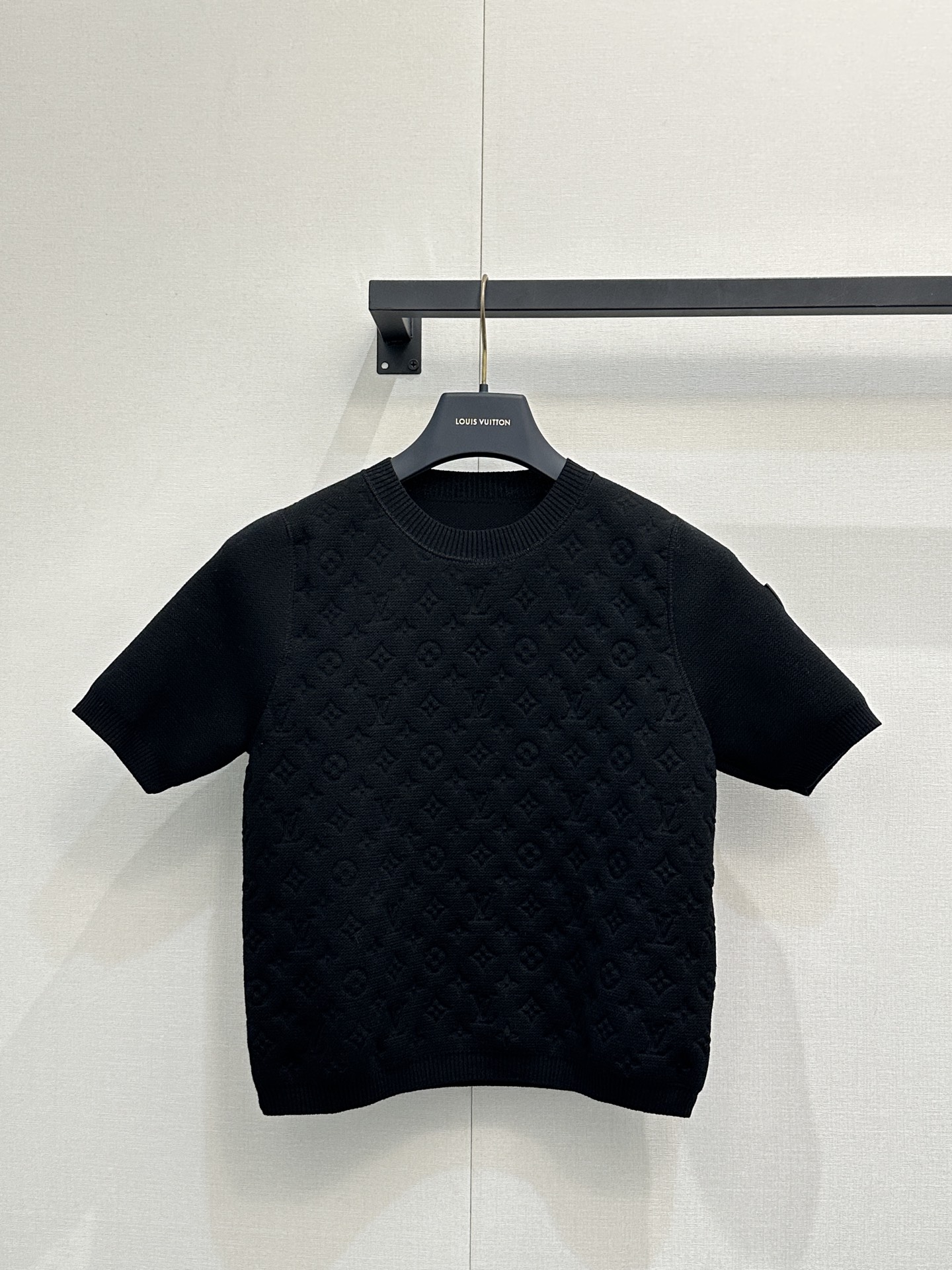 NO:796682,LOUISVITTON2026 spring and summer jacquard short-sleeved T-shirt, soft and elastic. Fully printed LV presbyopia jacquard, with a strong three-dimensional effect and perfect details!  The round neck design is simple and elegant, and the cuffs have brand logo patches, which make it highly recognizable. It can be worn alone or layered with it. It can be easily used in daily casual and light luxury occasions. It is a must-have and versatile item in the summer wardrobe!  SML real shots of large goods,,louis vuitton,louis vuitton,T-shirt,tees,t-shirt,19860909LOUISVITTON2026春夏提花短袖T恤,柔软有弹性.满印LV老花提花,立体感超强,细节满分！圆领设计简约大方,袖口品牌标识贴布,辨识度UP 单穿或内搭都很OK,日常休闲、轻奢场合都能轻松驾驭,是夏季衣橱必备百搭单品！SML大货实拍,,louis vuitton,louis vuitton,T-shirt,tees，t-shirt,,Women's clothing